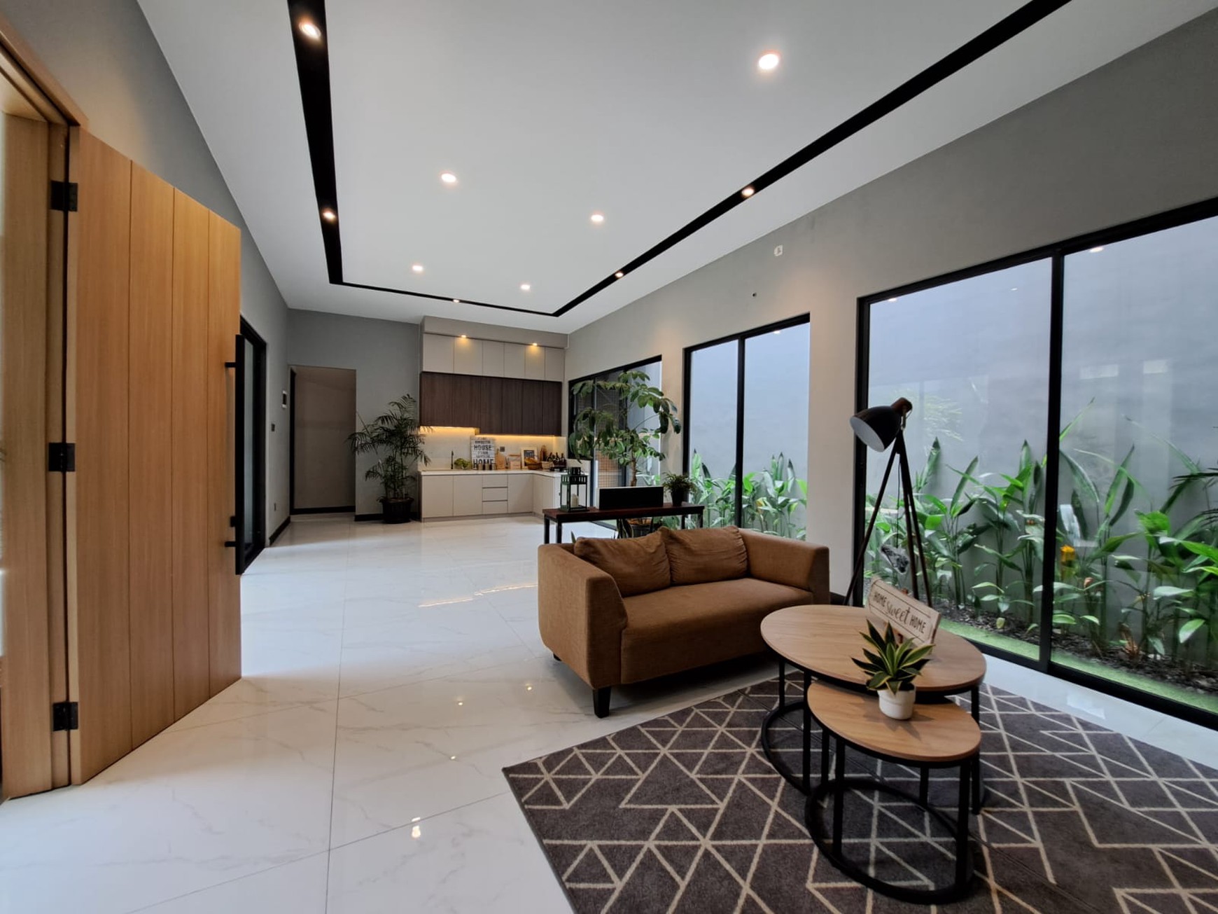 Rumah asri gaya villa dengan tanah berkontur attic dan roof top 3 lantai luas 252 meter bangunan 400 meter Shm dekat tol stasiun kereta di The Green Bsd City Tangerang Selatan Indonesia