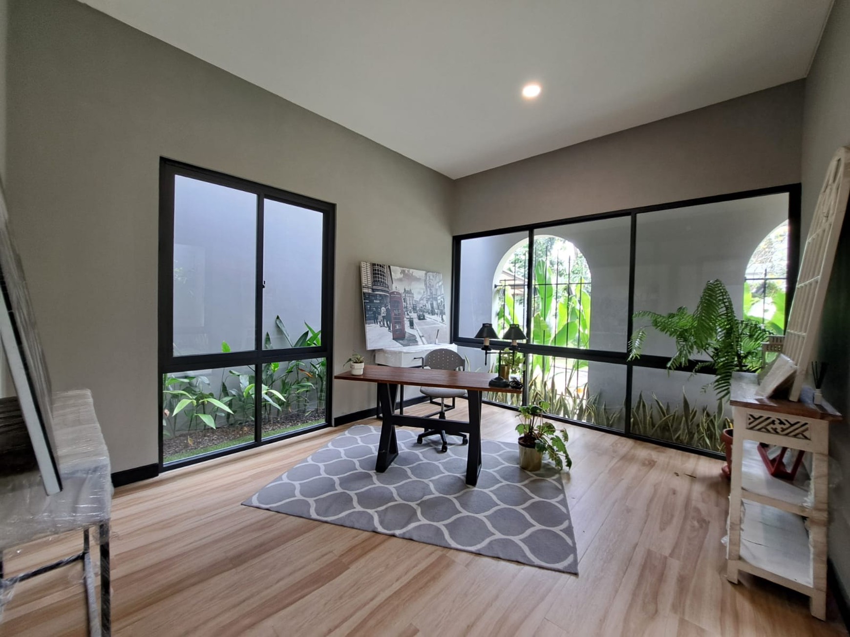 Rumah asri gaya villa dengan tanah berkontur attic dan roof top 3 lantai luas 252 meter bangunan 400 meter Shm dekat tol stasiun kereta di The Green Bsd City Tangerang Selatan Indonesia