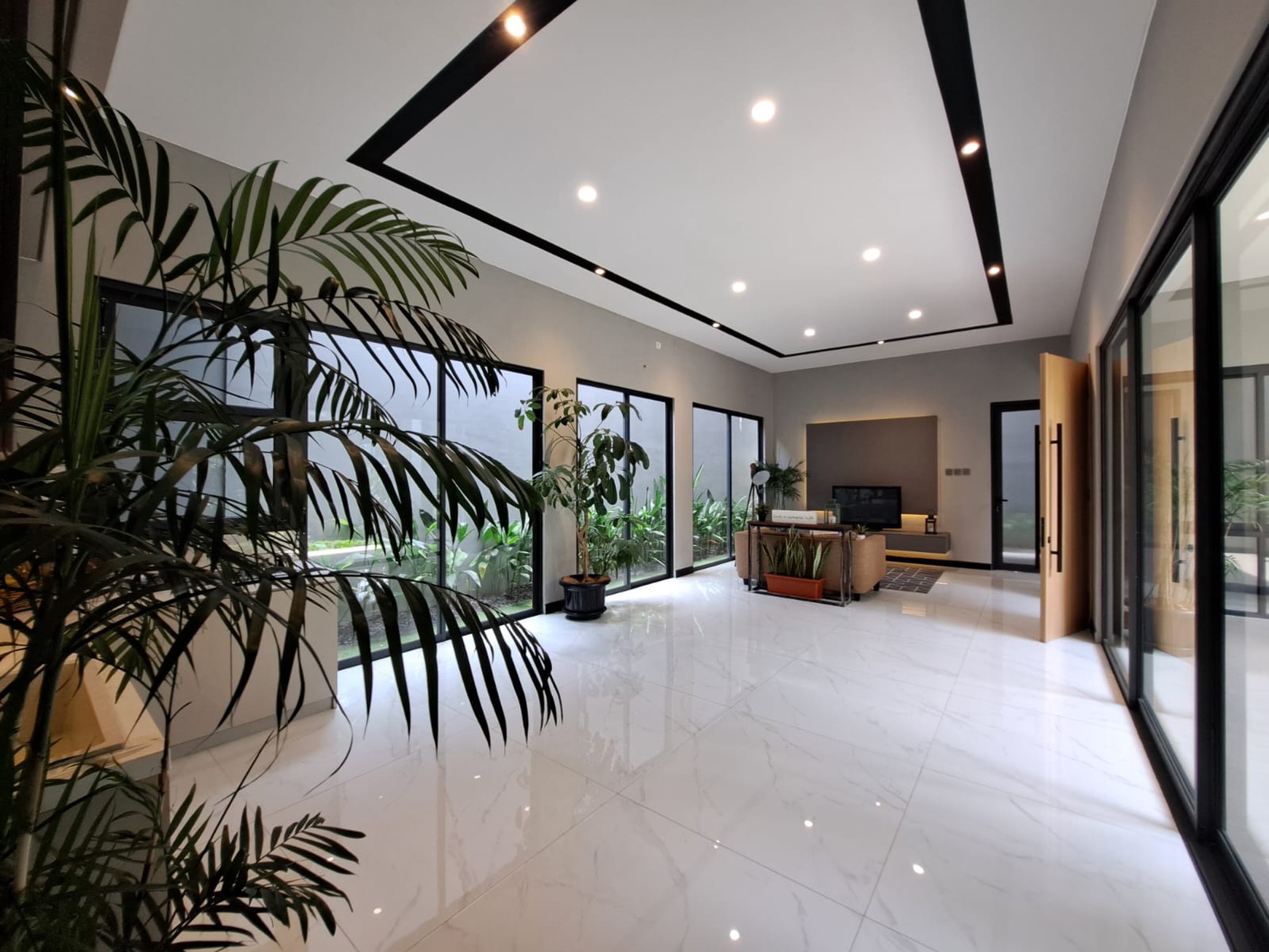 Rumah asri gaya villa dengan tanah berkontur attic dan roof top 3 lantai luas 252 meter bangunan 400 meter Shm dekat tol stasiun kereta di The Green Bsd City Tangerang Selatan Indonesia
