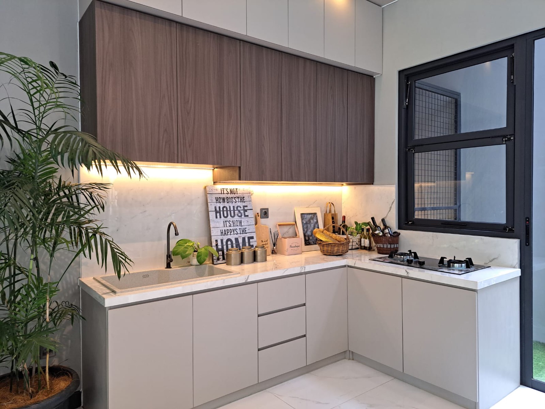 Rumah asri gaya villa dengan tanah berkontur attic dan roof top 3 lantai luas 252 meter bangunan 400 meter Shm dekat tol stasiun kereta di The Green Bsd City Tangerang Selatan Indonesia
