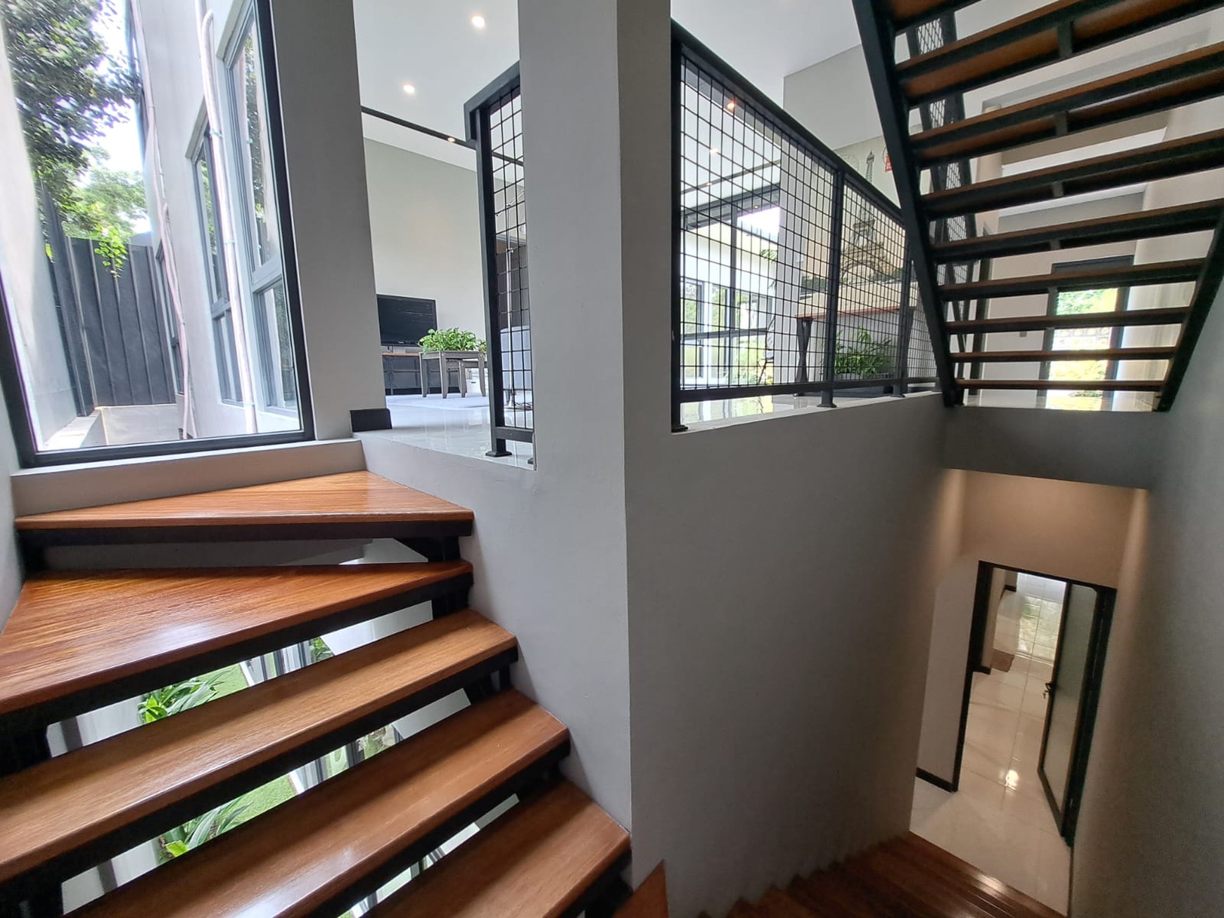Rumah asri gaya villa dengan tanah berkontur attic dan roof top 3 lantai luas 252 meter bangunan 400 meter Shm dekat tol stasiun kereta di The Green Bsd City Tangerang Selatan Indonesia