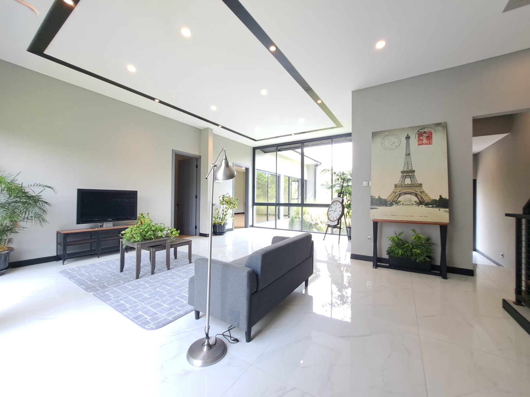 Rumah asri gaya villa dengan tanah berkontur attic dan roof top 3 lantai luas 252 meter bangunan 400 meter Shm dekat tol stasiun kereta di The Green Bsd City Tangerang Selatan Indonesia