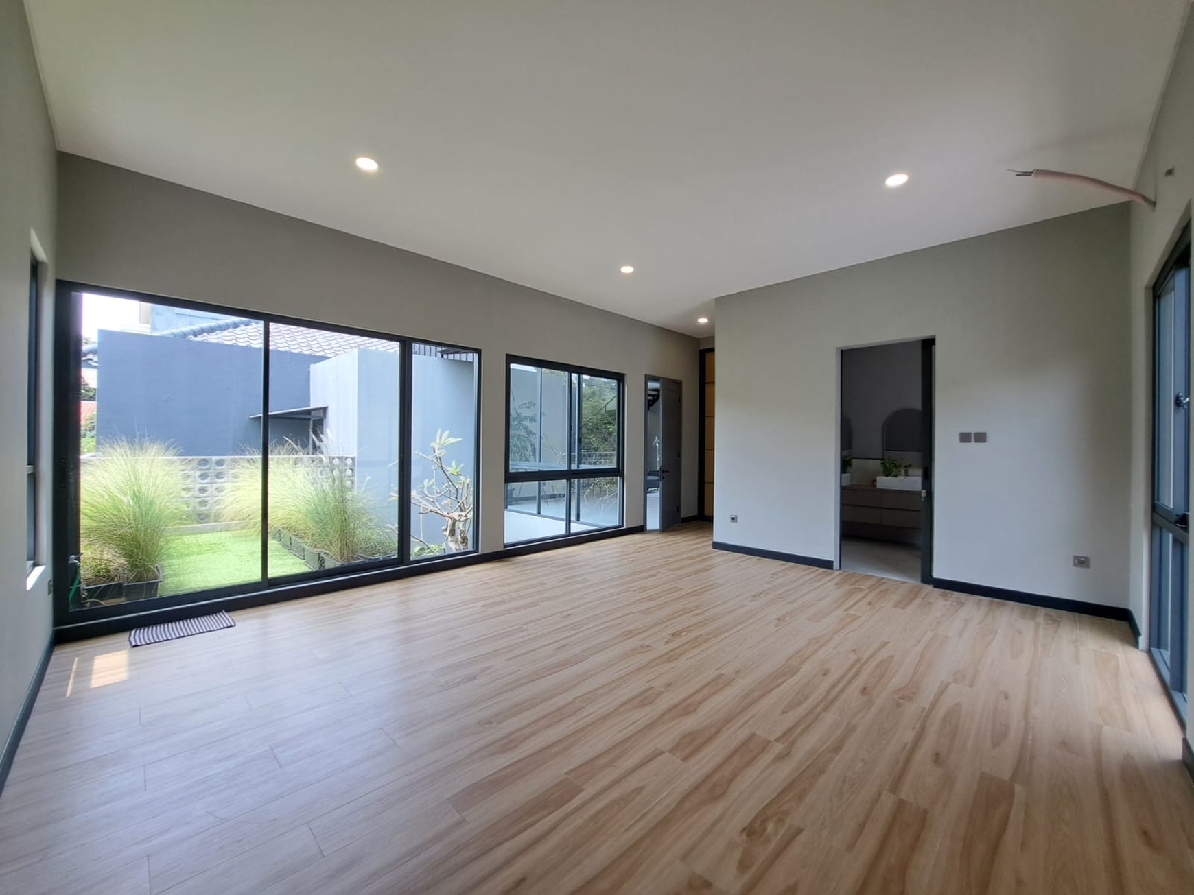 Rumah asri gaya villa dengan tanah berkontur attic dan roof top 3 lantai luas 252 meter bangunan 400 meter Shm dekat tol stasiun kereta di The Green Bsd City Tangerang Selatan Indonesia