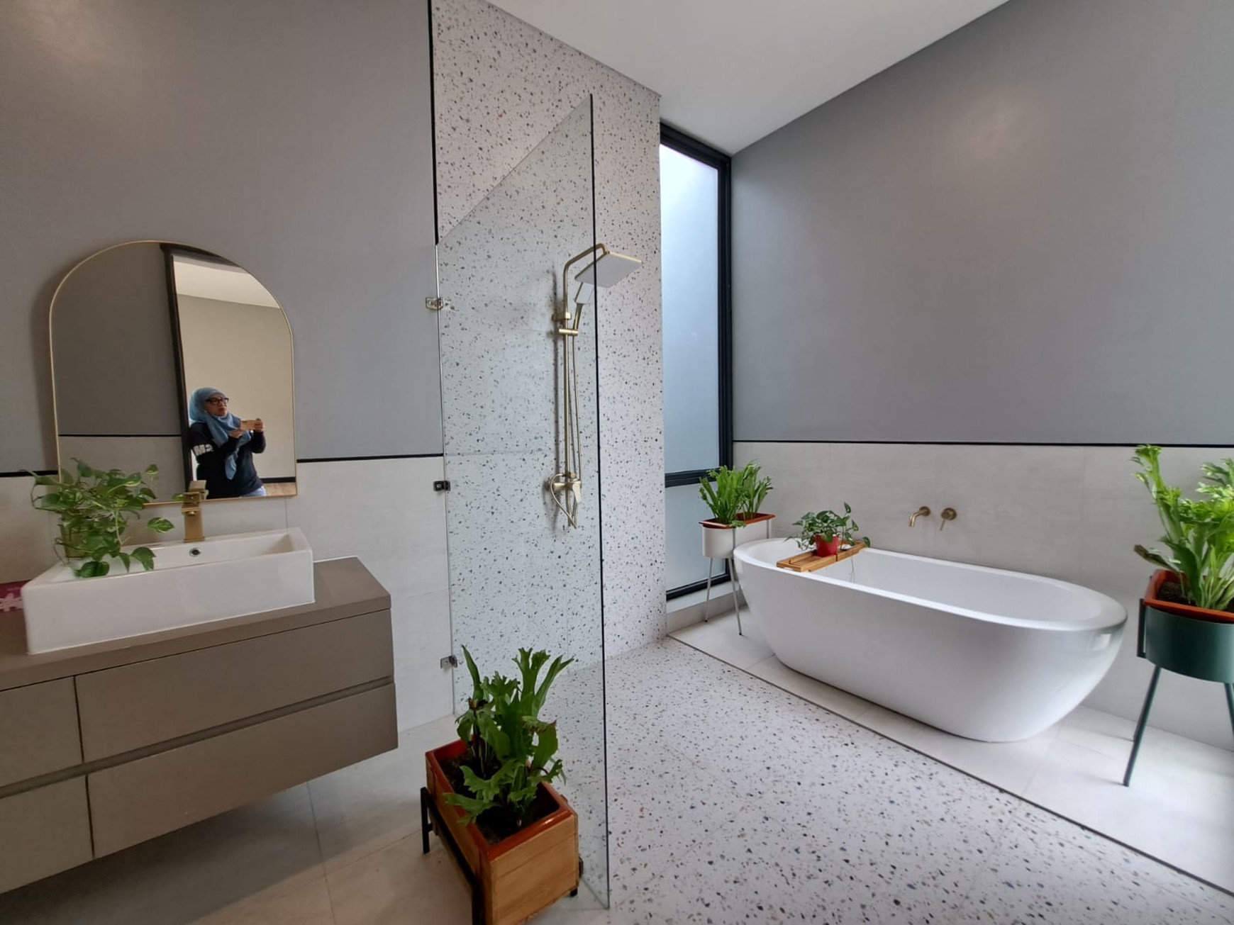 Rumah asri gaya villa dengan tanah berkontur attic dan roof top 3 lantai luas 252 meter bangunan 400 meter Shm dekat tol stasiun kereta di The Green Bsd City Tangerang Selatan Indonesia