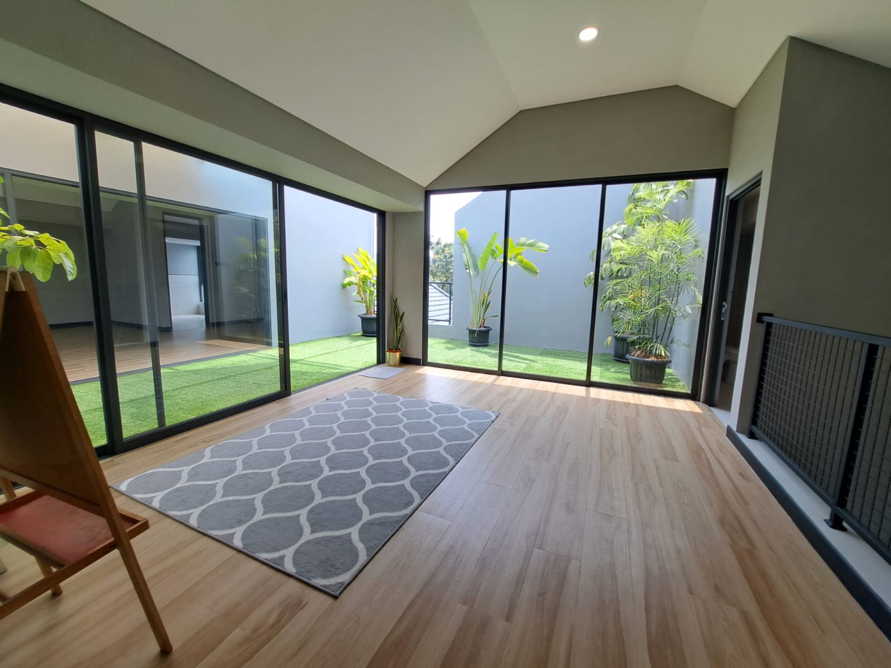 Rumah asri gaya villa dengan tanah berkontur attic dan roof top 3 lantai luas 252 meter bangunan 400 meter Shm dekat tol stasiun kereta di The Green Bsd City Tangerang Selatan Indonesia