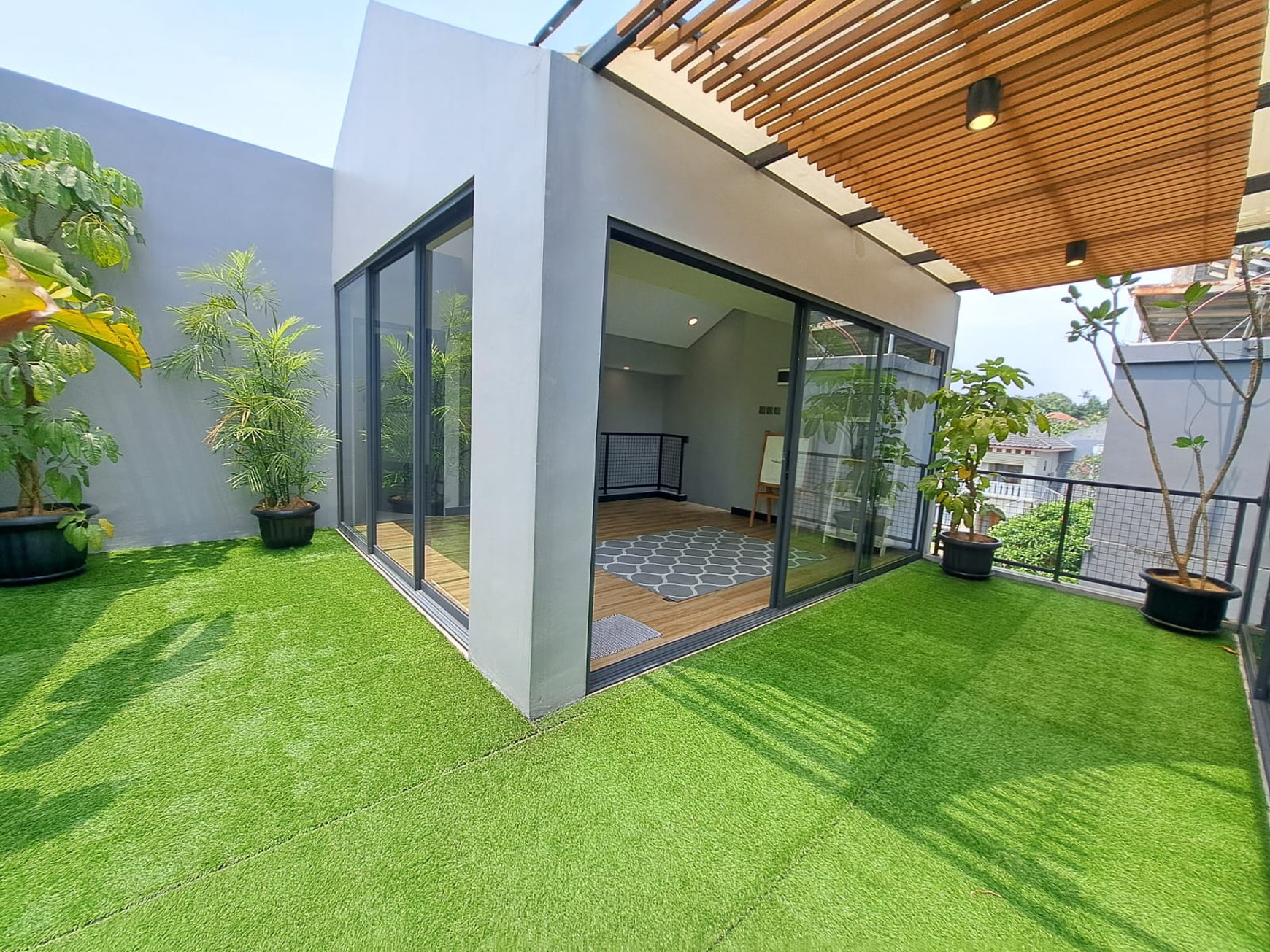 Rumah asri gaya villa dengan tanah berkontur attic dan roof top 3 lantai luas 252 meter bangunan 400 meter Shm dekat tol stasiun kereta di The Green Bsd City Tangerang Selatan Indonesia