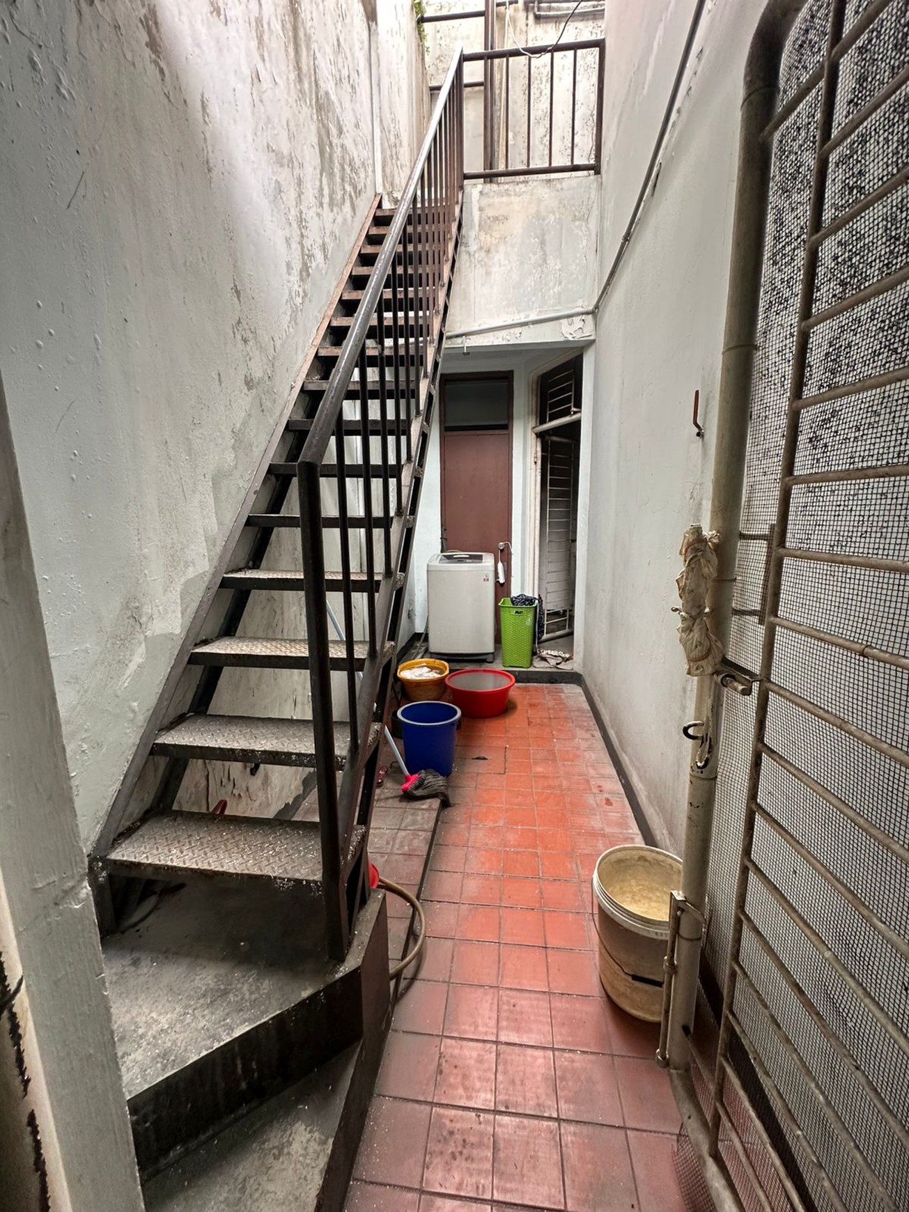 Rumah 2 lantai, bebas banjir, lokasi strategis di Jakarta Selatan.