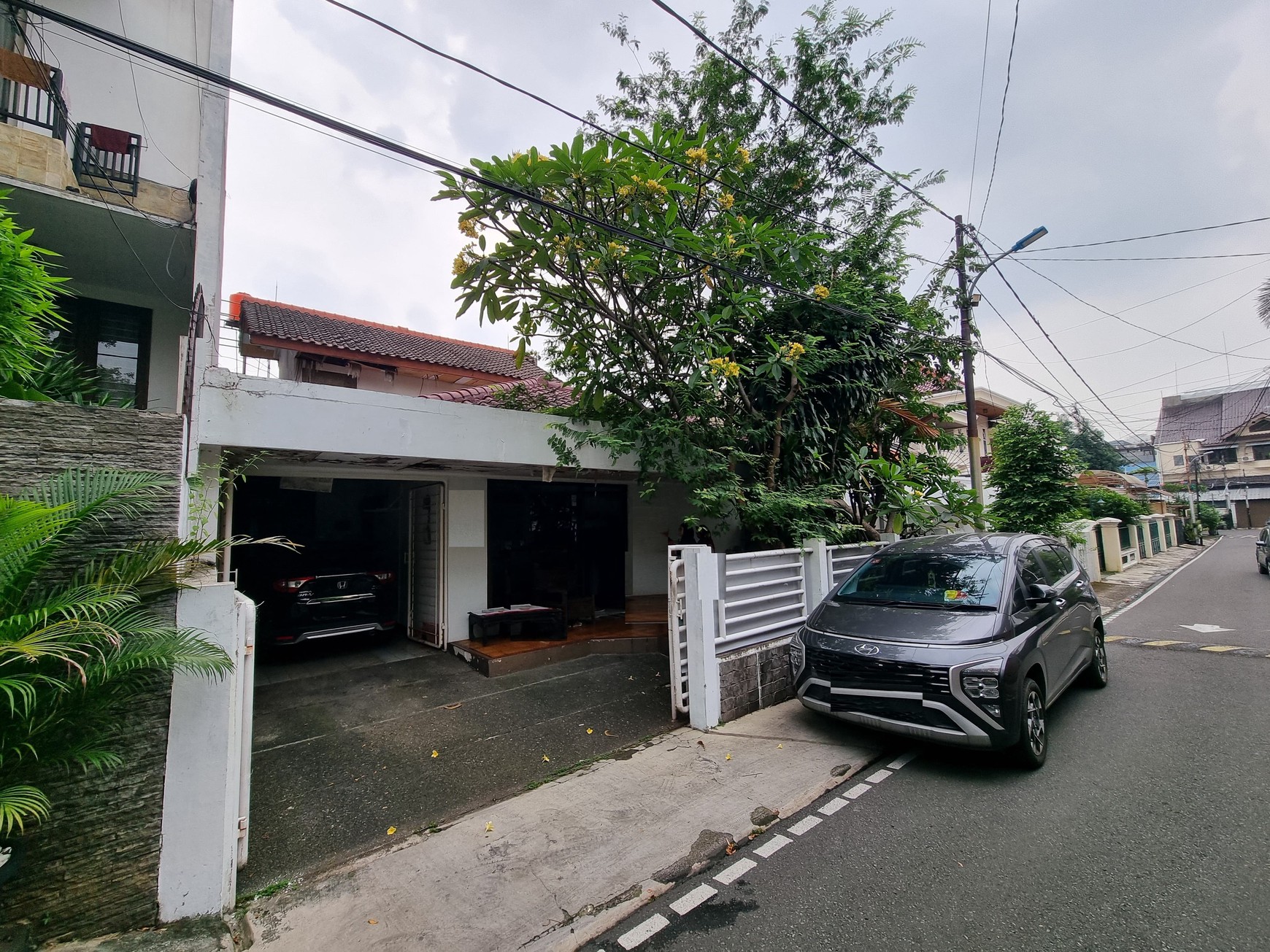 Rumah 2 lantai, bebas banjir, lokasi strategis di Jakarta Selatan.