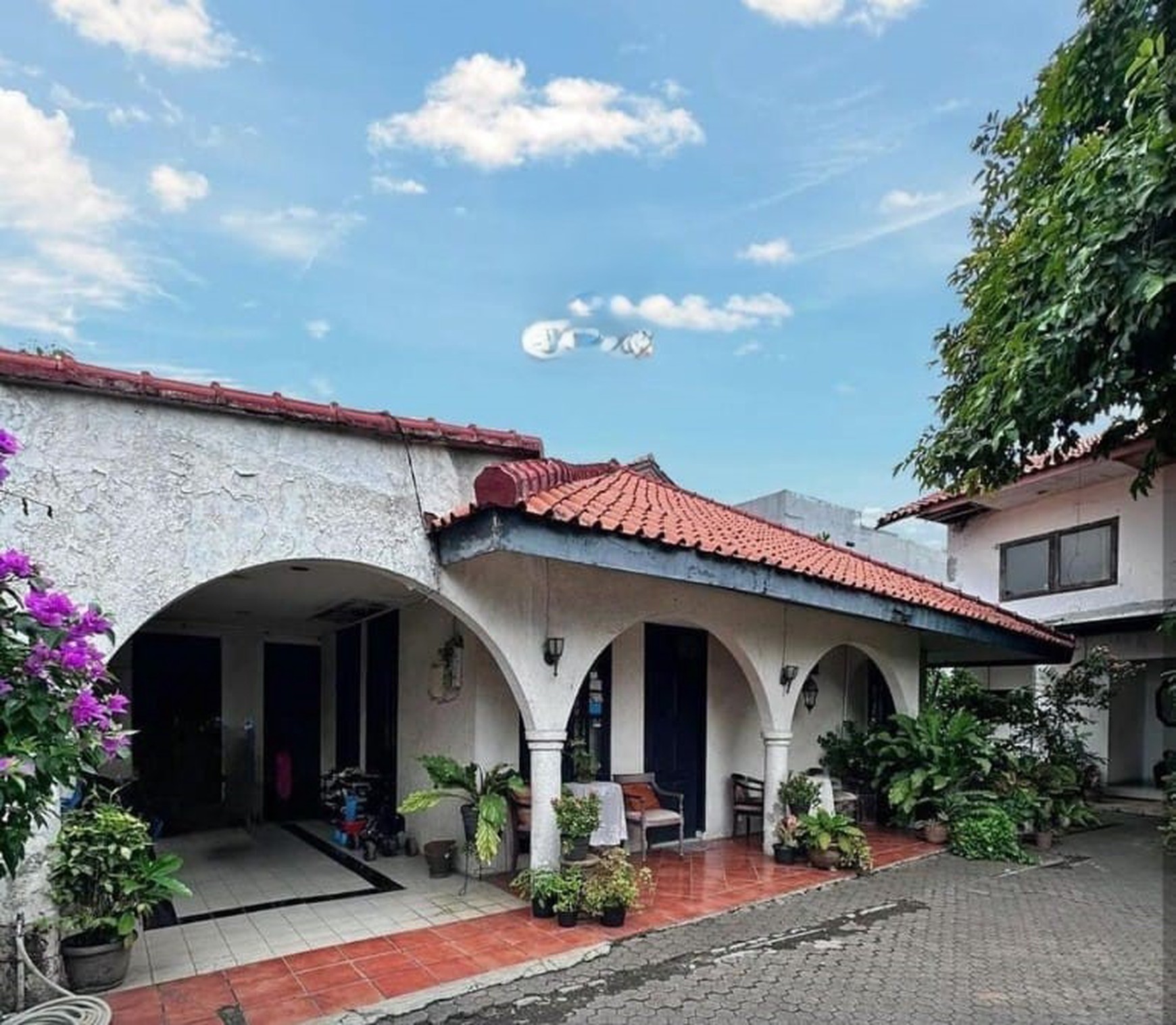 Kavling Luas dengan Bangunan Beberapa Rumah Lama 2 Lantai (Family Compound) di Salemba