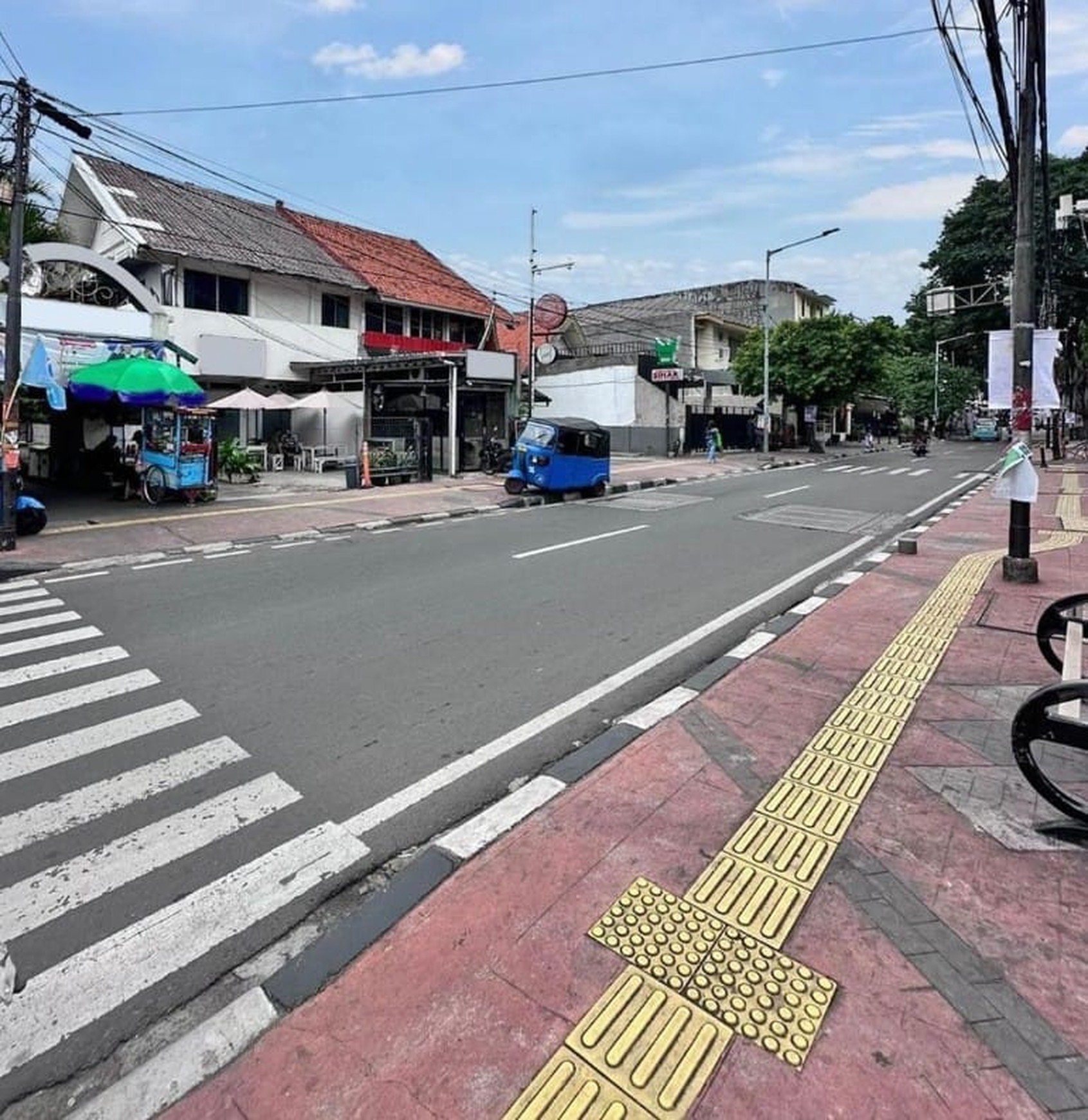 Kavling Luas dengan Bangunan Beberapa Rumah Lama 2 Lantai (Family Compound) di Salemba