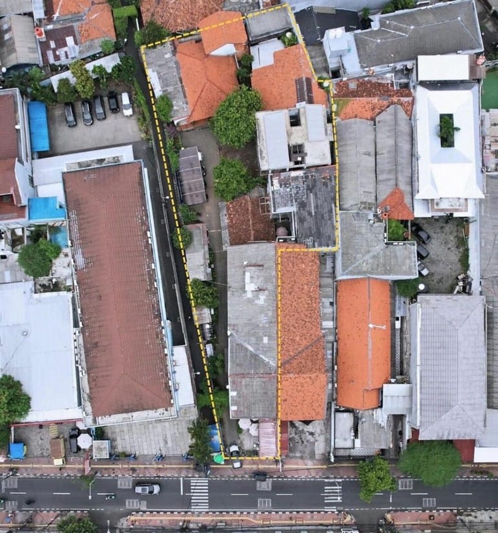 Kavling Luas dengan Bangunan Beberapa Rumah Lama 2 Lantai (Family Compound) di Salemba