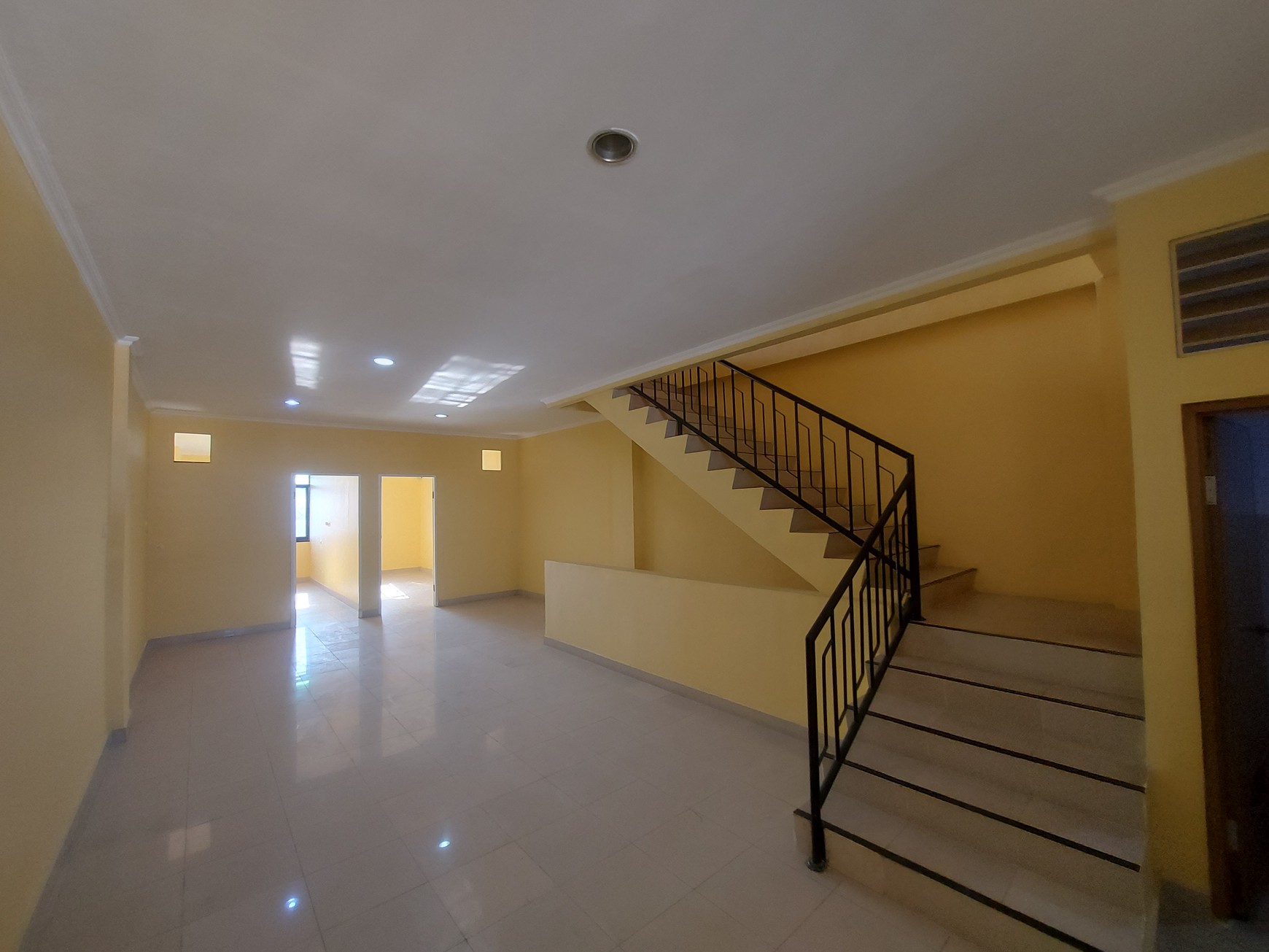 Ruko besar rapi. cocok untuk gudang konveksi di Benda Kemayoran