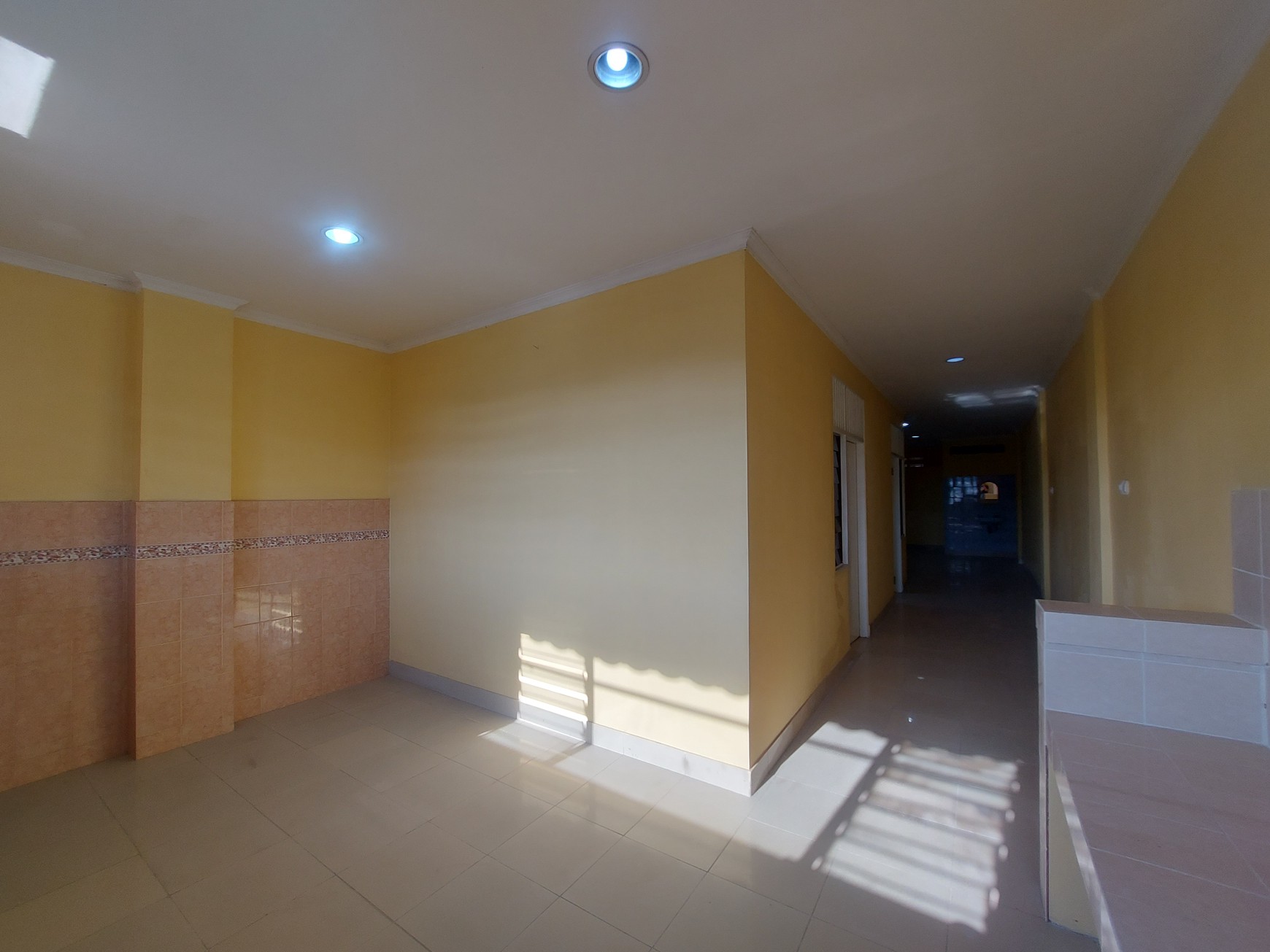 Ruko besar rapi. cocok untuk gudang konveksi di Benda Kemayoran