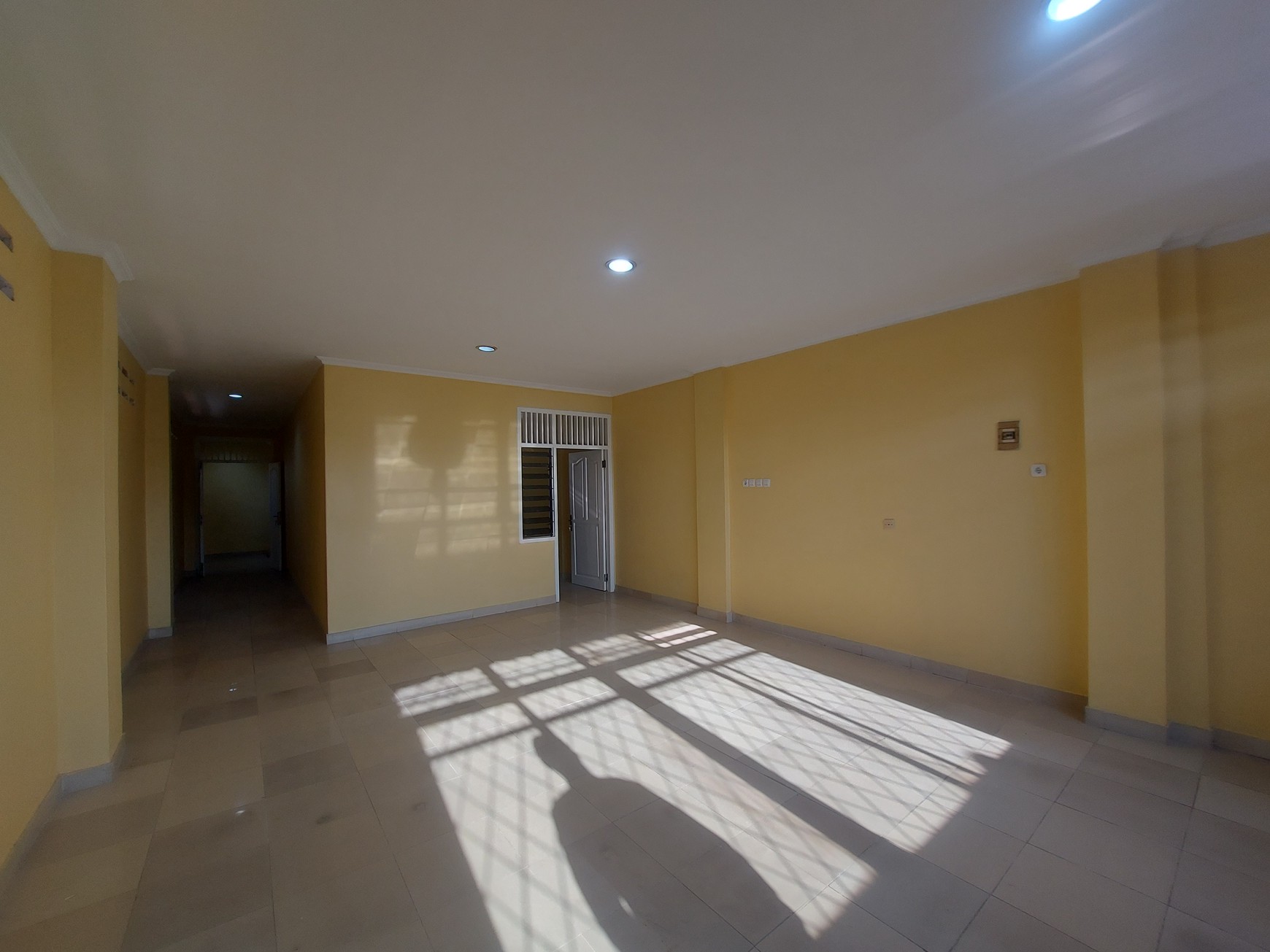 Ruko besar rapi. cocok untuk gudang konveksi di Benda Kemayoran