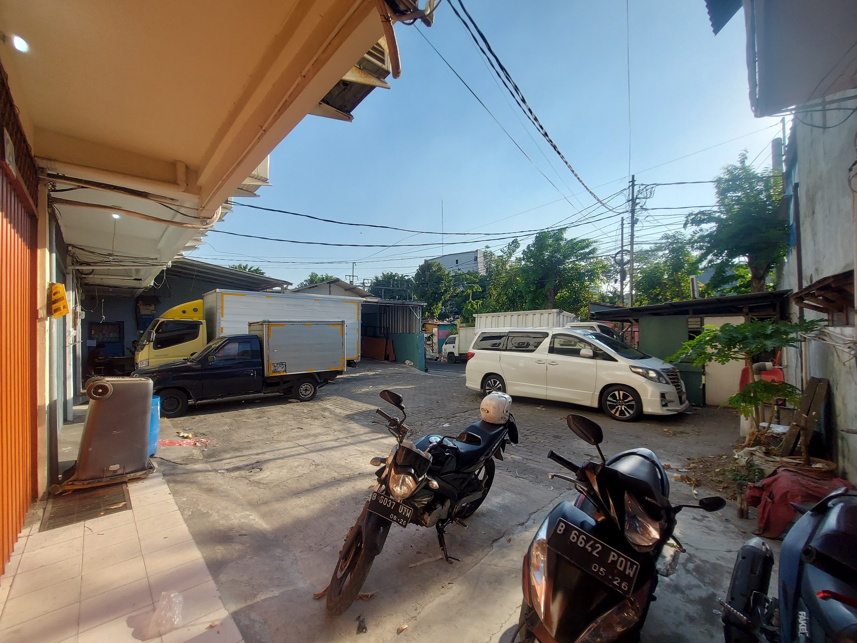 Ruko besar rapi. cocok untuk gudang konveksi di Benda Kemayoran