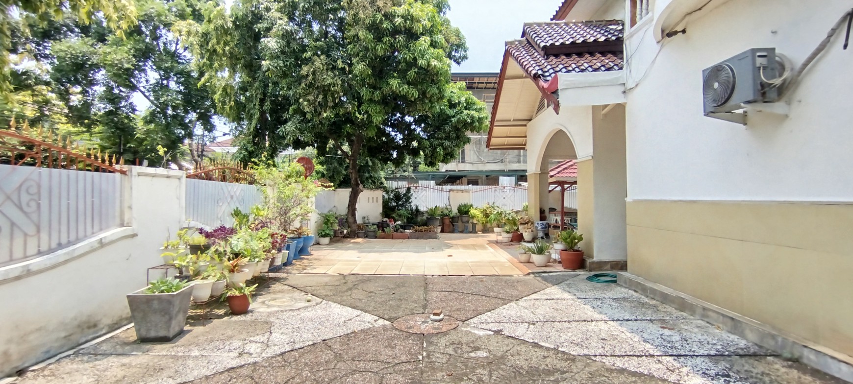 Jual MURAH! Rumah hoek bagus dan siap pakai di Cempaka Putih tengah