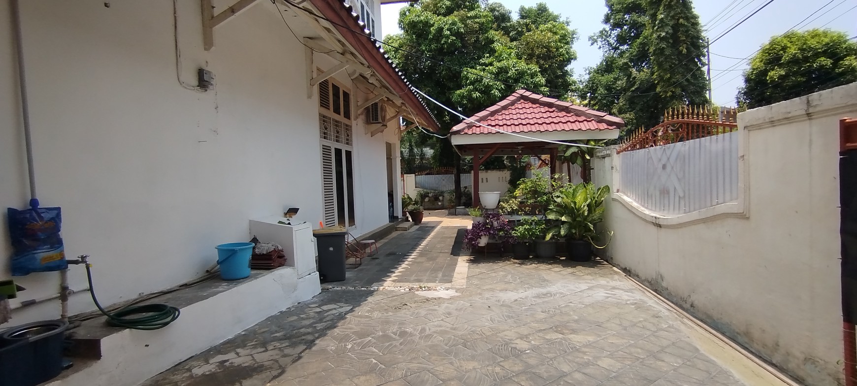 Jual MURAH! Rumah hoek bagus dan siap pakai di Cempaka Putih tengah