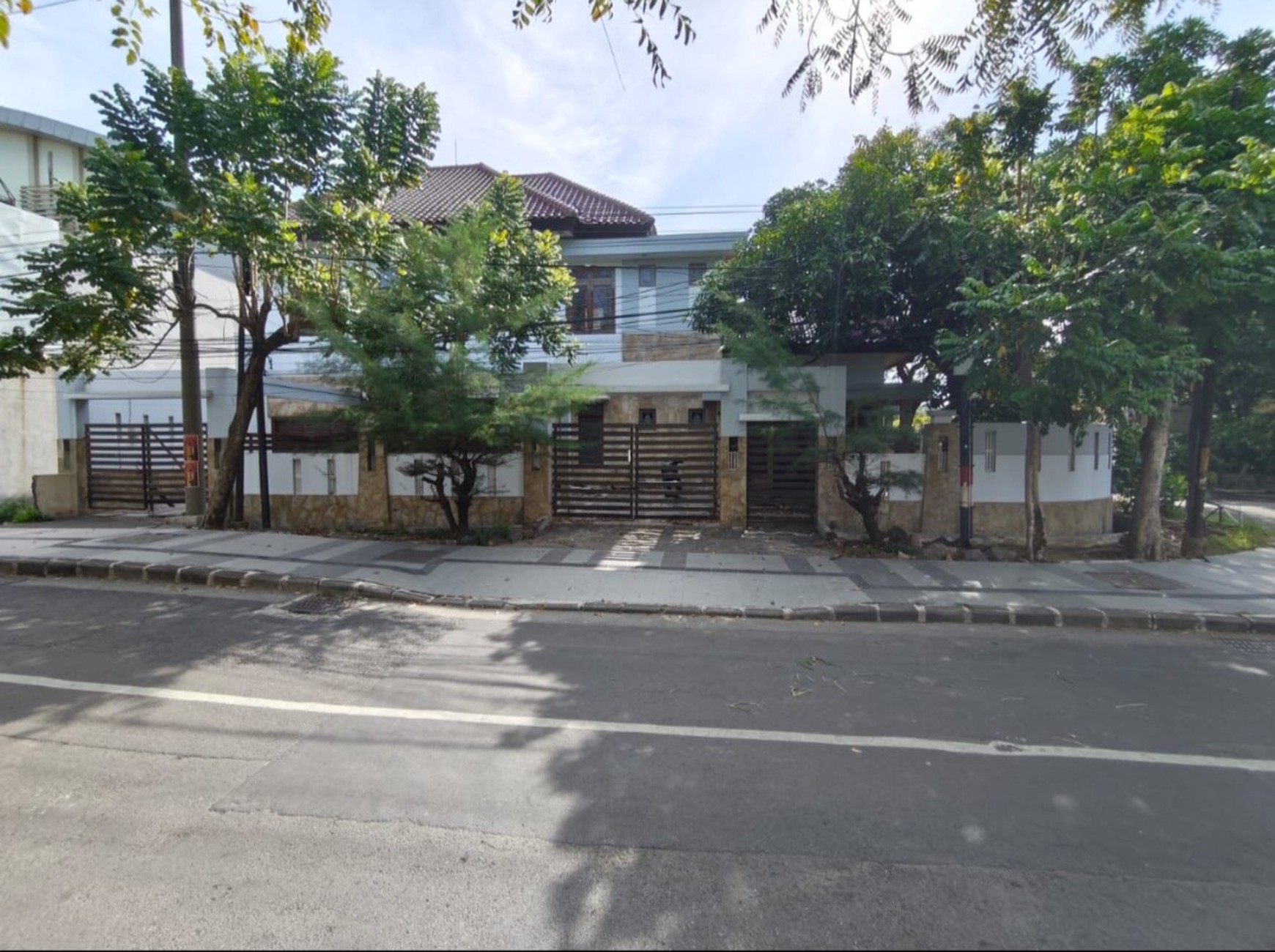 Disewakan 403 m2 Rumah Nol Jalan Gayungsari Barat - Komersial Area Nol Jalan Raya KEMBAR Utama - Dekat Alfamart, Mie Mapan, Cito , Graha Pena, Polda Jatim