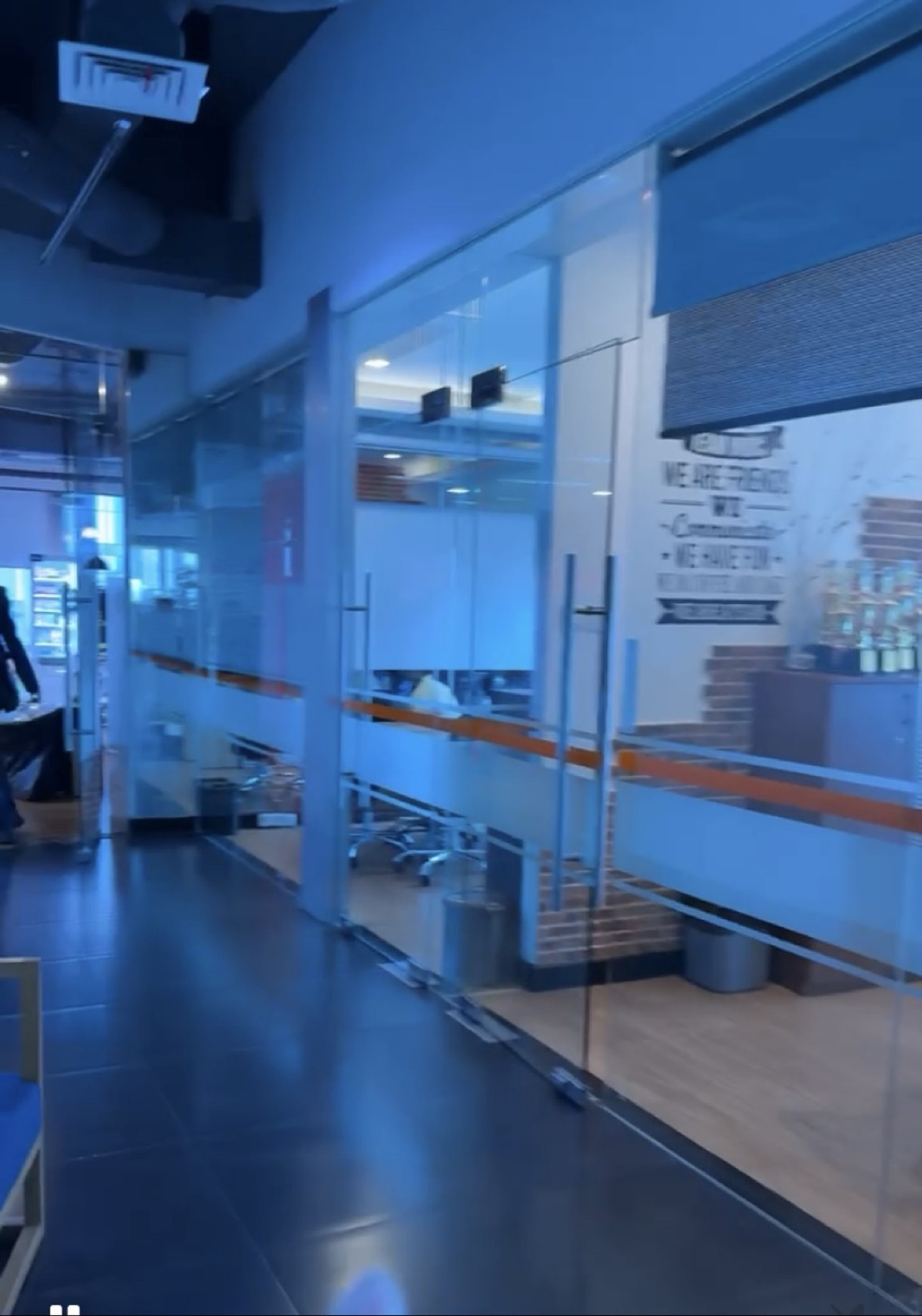 Ruangan kantor siap pakai di area mall jakarta selatan.