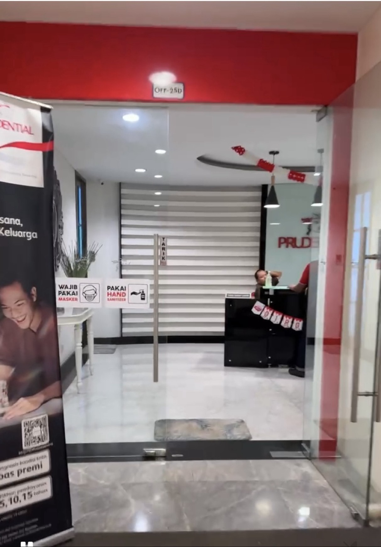 Ruangan kantor siap pakai di area mall jakarta selatan.
