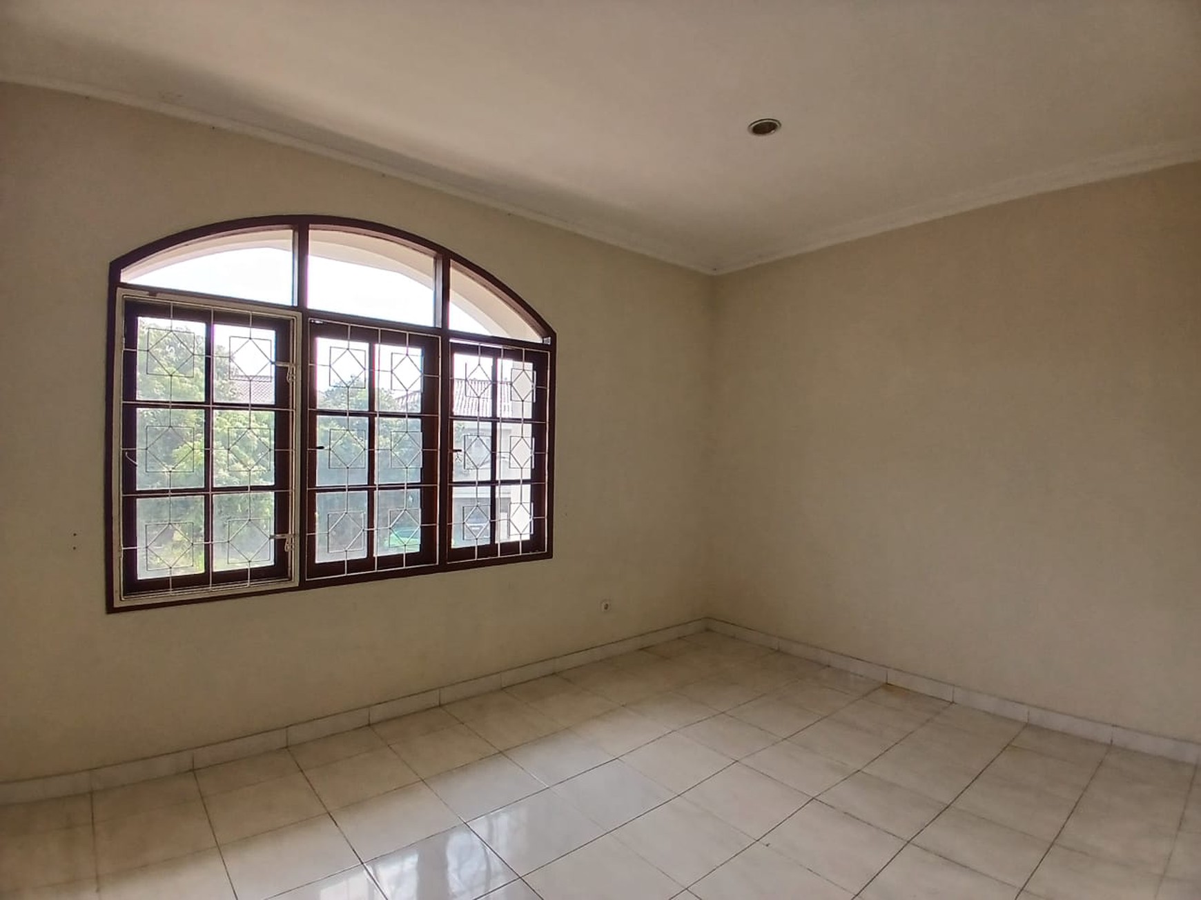 Disewakan rumah dalam cluster 4 KT di Graha Hijau Ciputat dengan banyak Fasilitas 