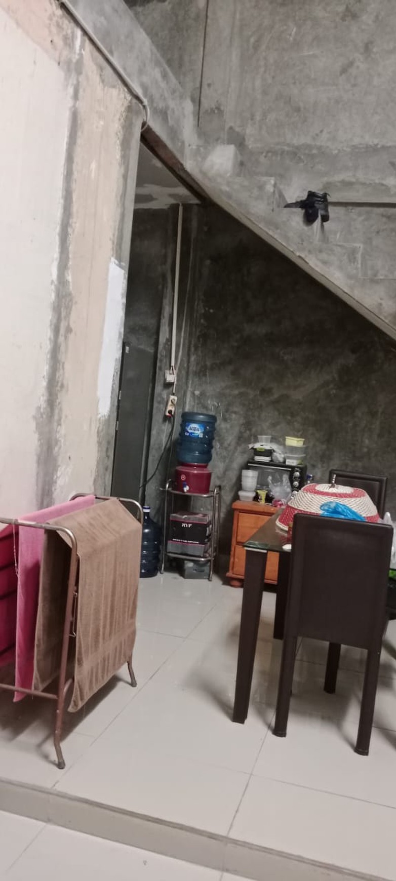 Rumah Luas 2 Lantai Dengan 5 KT Dalam Komplek di Sawangan 