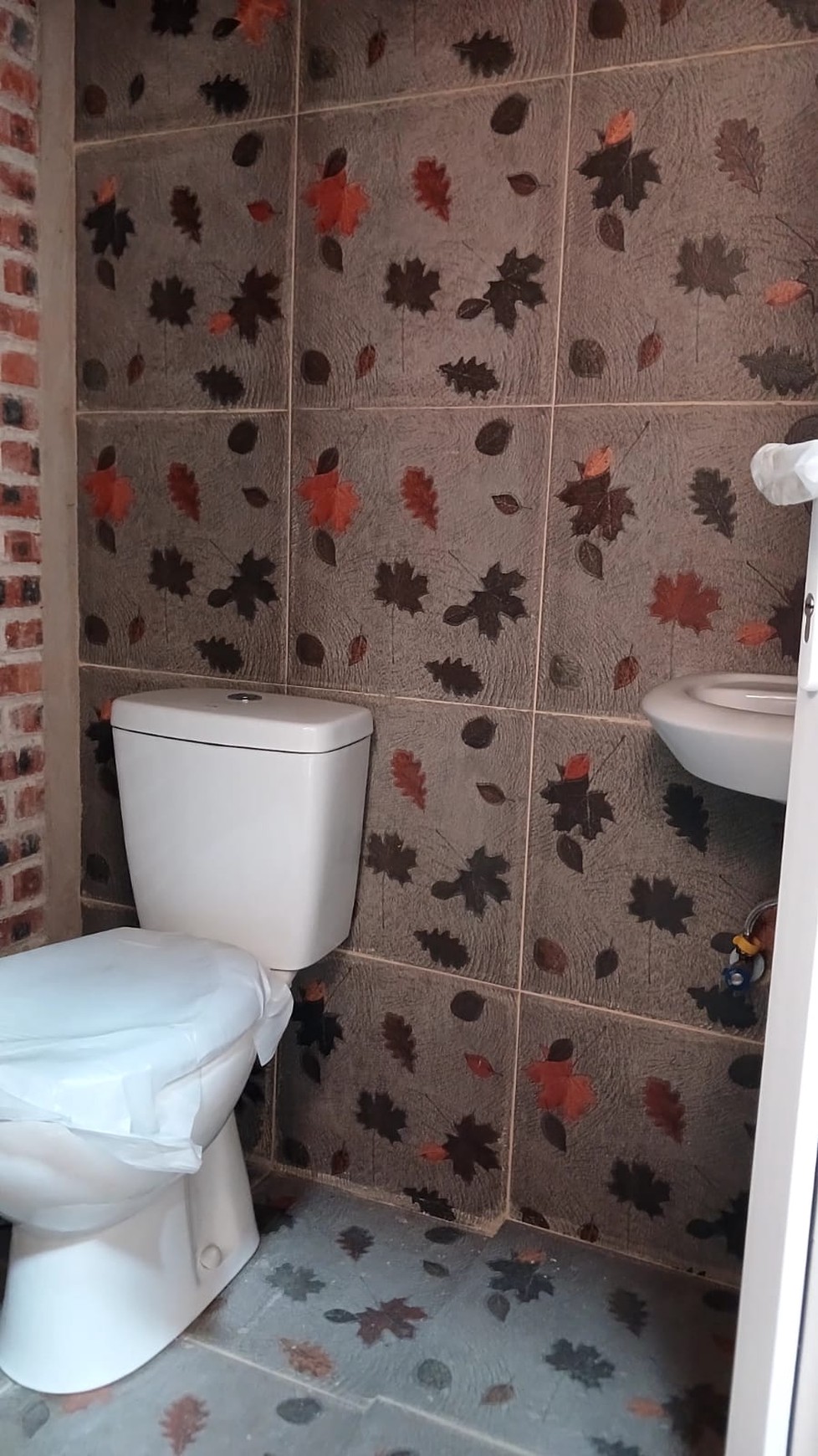 Disewakan Murah Kantor dan Gudang Lokasi Strategis Pinggir Jalan Besar dekat Cipadu dan Toll Gate..