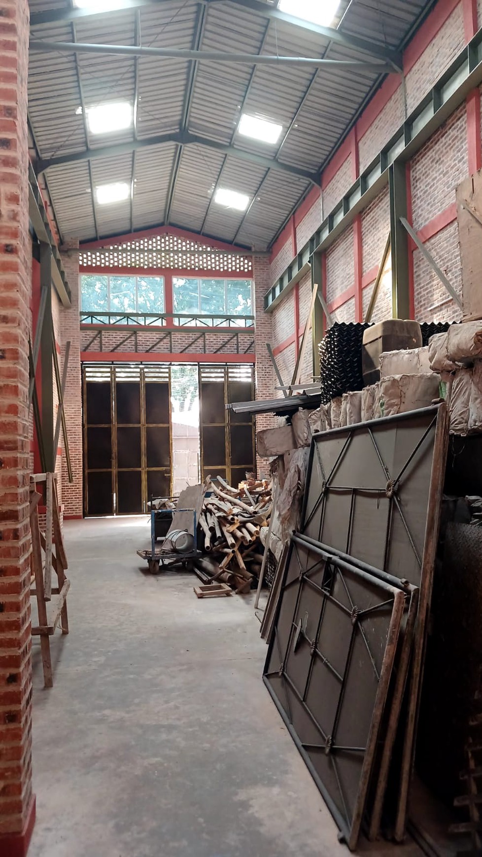 Disewakan Murah Kantor dan Gudang Lokasi Strategis Pinggir Jalan Besar dekat Cipadu dan Toll Gate..