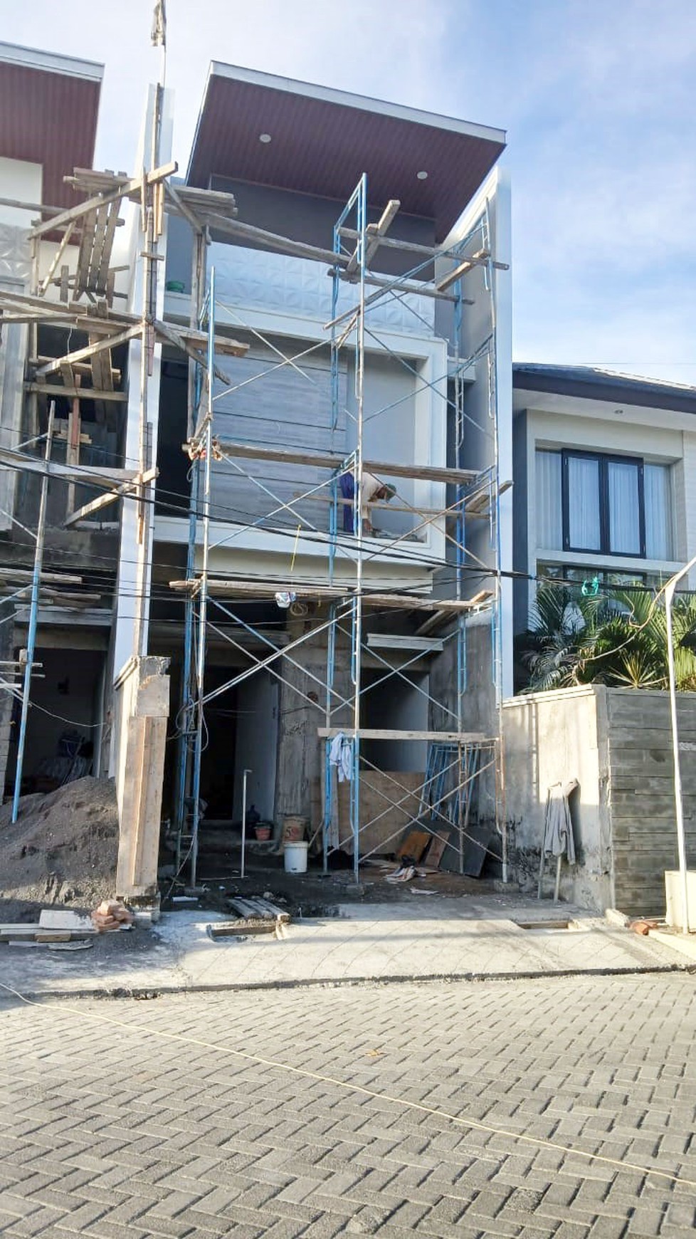 Rumah Baru Gress !!! di Manyar Jaya Surabaya Timur, Minimalis, 2 Lantai, ada 2 unit aja...!!!
