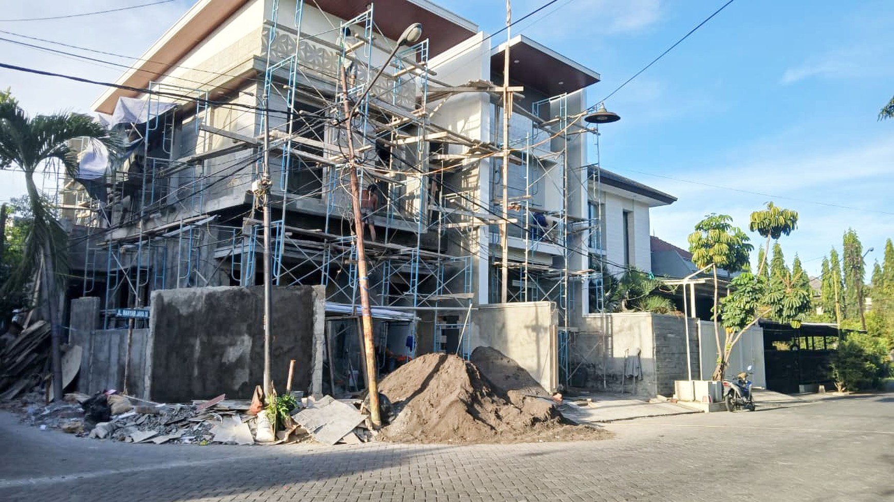 Rumah Baru Gress !!! di Manyar Jaya Surabaya Timur, Minimalis, 2 Lantai, ada 2 unit aja...!!!