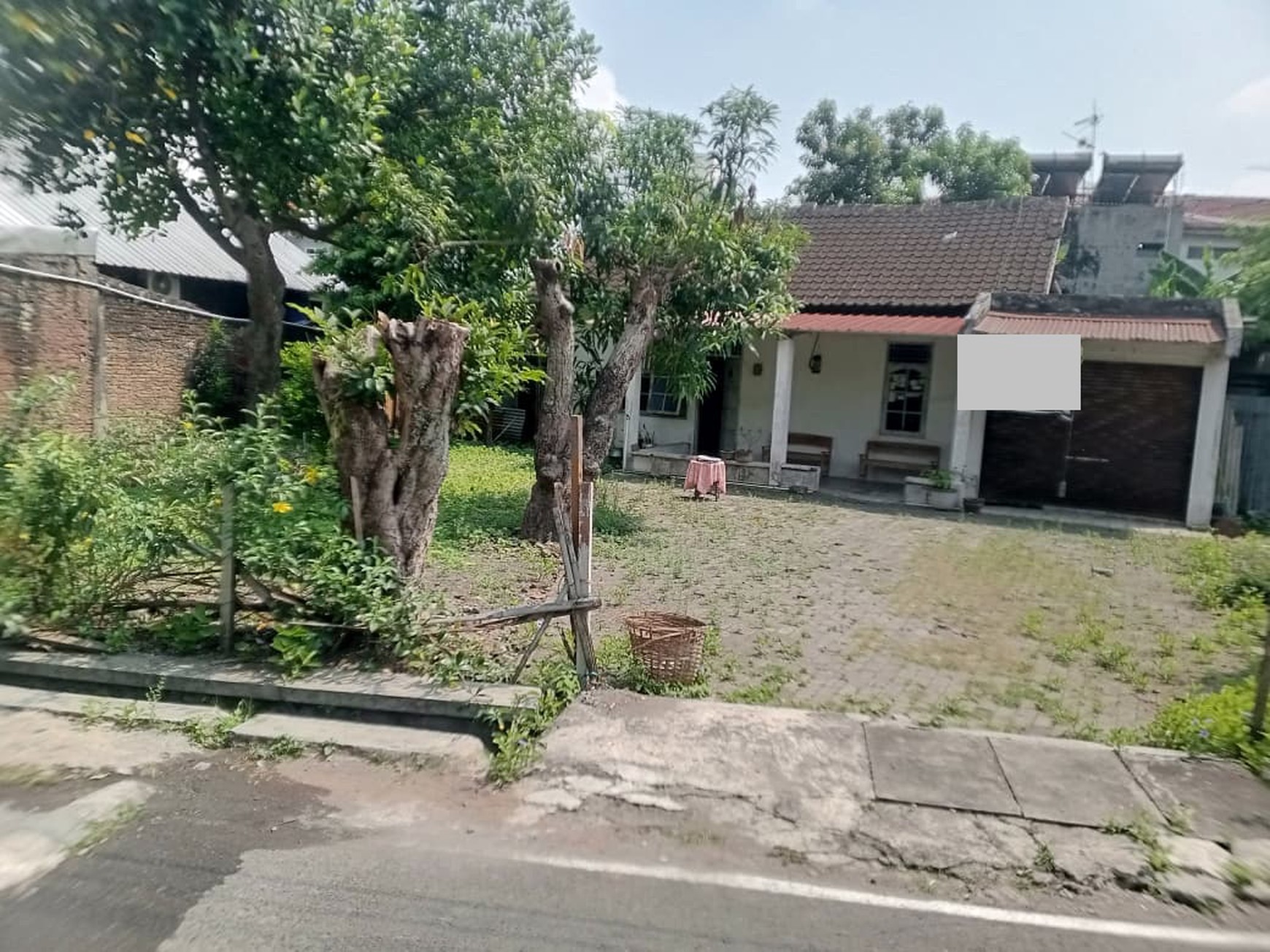 Dijual Tanah Bonus Bangunan Luas 625 Meter Persegi di Lokasi Strategis Surakarta.