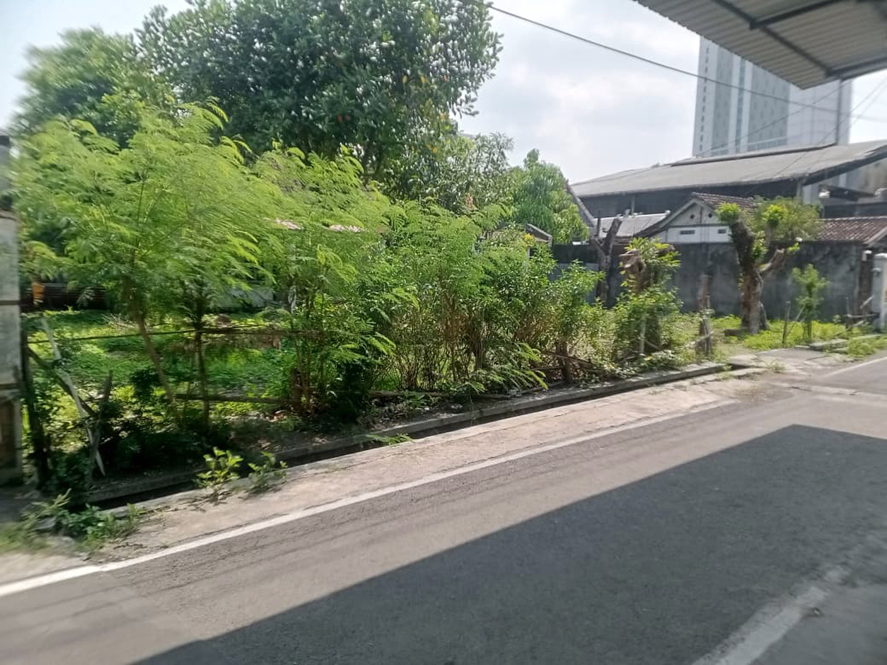 Dijual Tanah Bonus Bangunan Luas 625 Meter Persegi di Lokasi Strategis Surakarta.