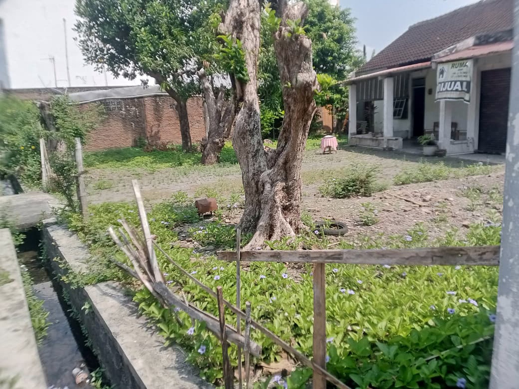 Dijual Tanah Bonus Bangunan Luas 625 Meter Persegi di Lokasi Strategis Surakarta.