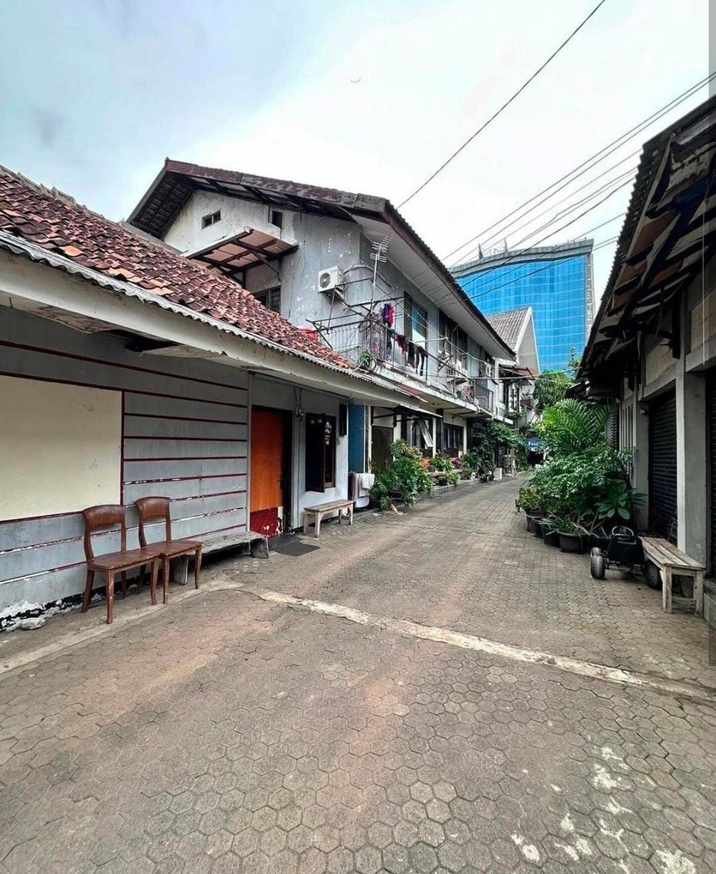 Kavling Luas dengan Bangunan Beberapa Rumah Lama 2 Lantai (Family Compound) di Salemba