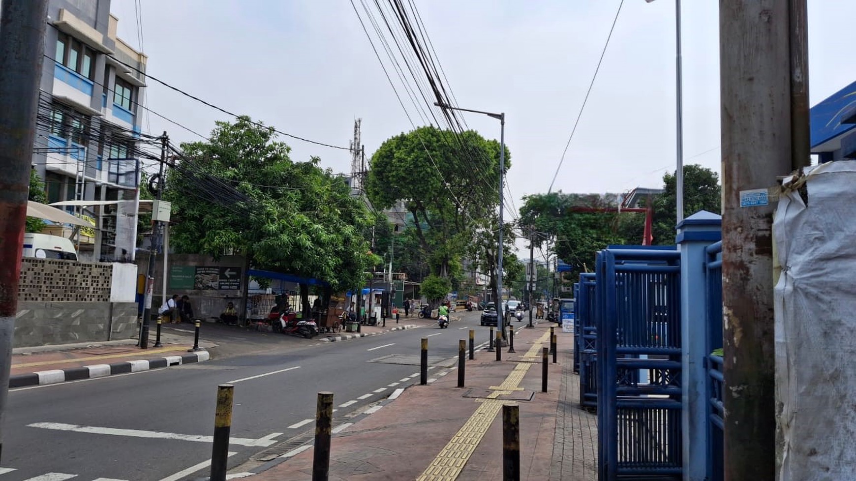 Kavling Luas dengan Bangunan Beberapa Rumah Lama 2 Lantai (Family Compound) di Salemba