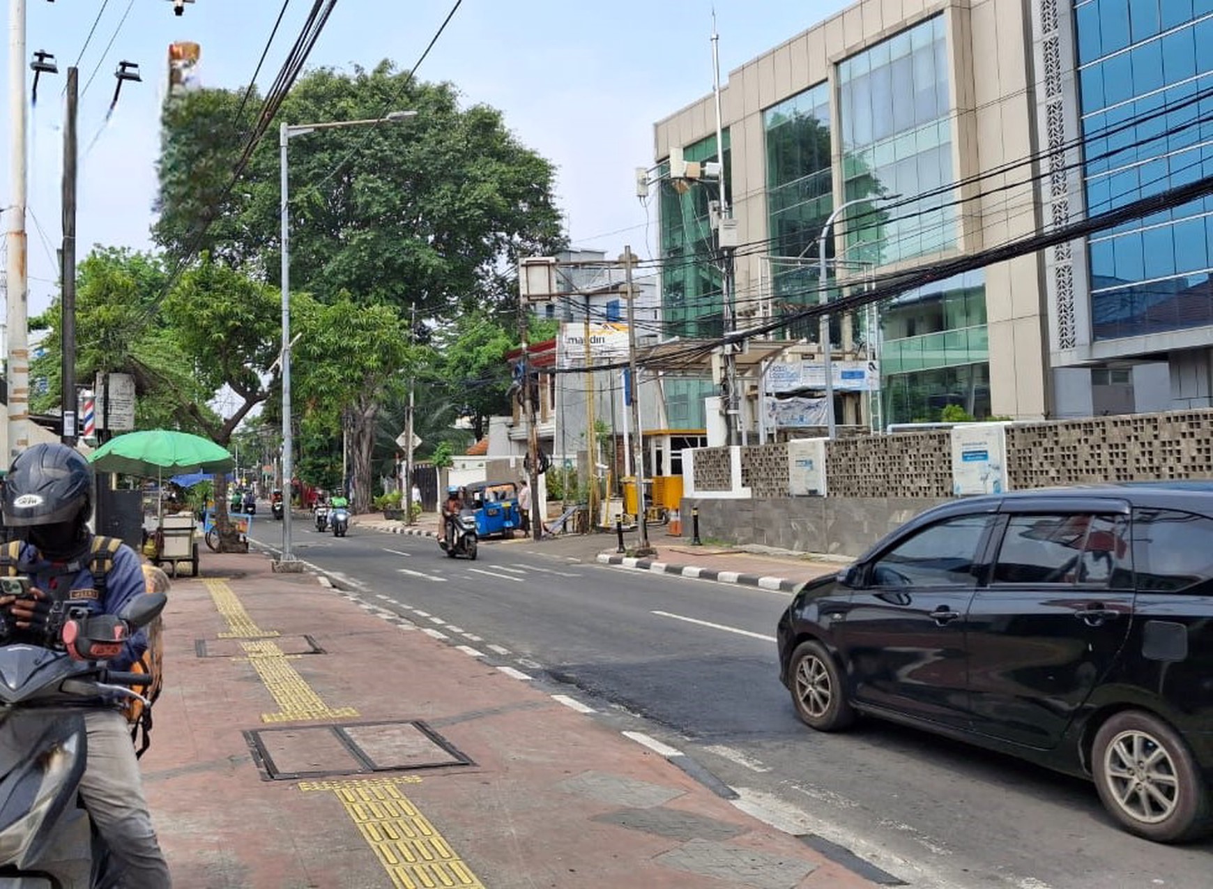 Kavling Luas dengan Bangunan Beberapa Rumah Lama 2 Lantai (Family Compound) di Salemba