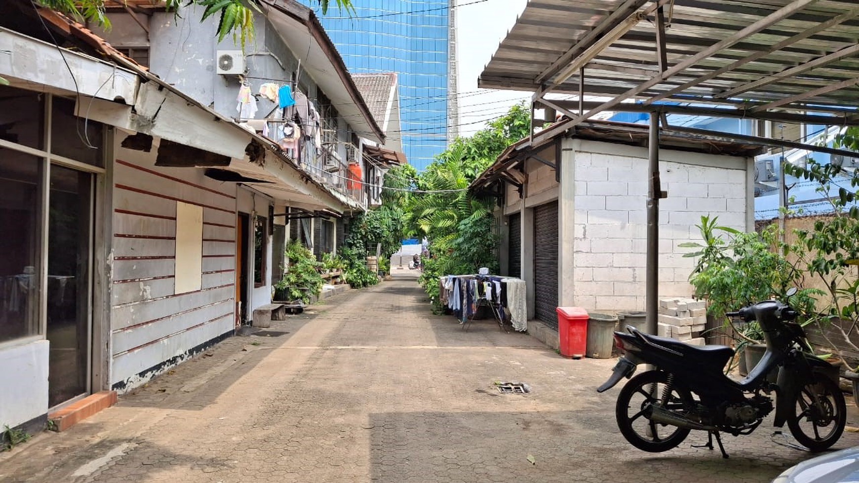 Kavling Luas dengan Bangunan Beberapa Rumah Lama 2 Lantai (Family Compound) di Salemba