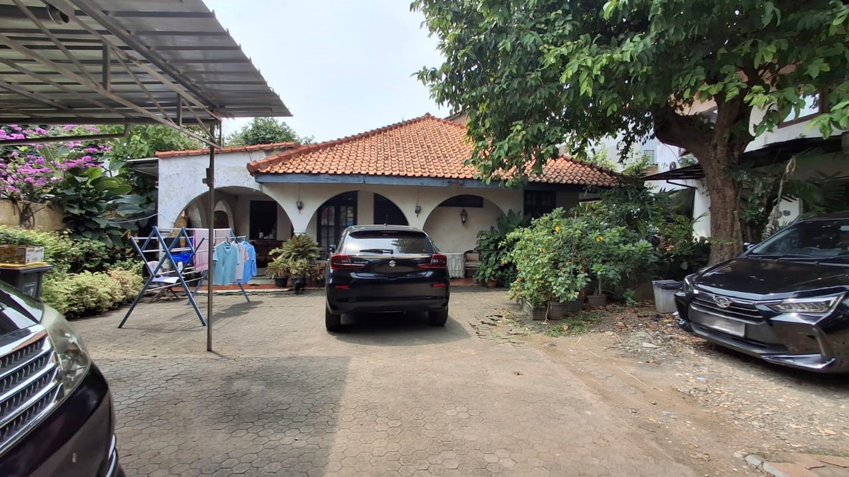 Kavling Luas dengan Bangunan Beberapa Rumah Lama 2 Lantai (Family Compound) di Salemba