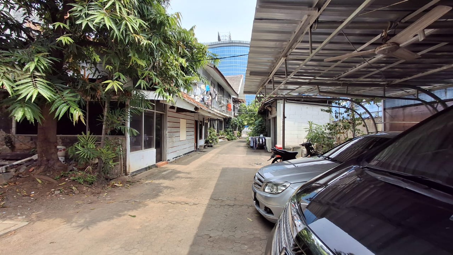 Kavling Luas dengan Bangunan Beberapa Rumah Lama 2 Lantai (Family Compound) di Salemba