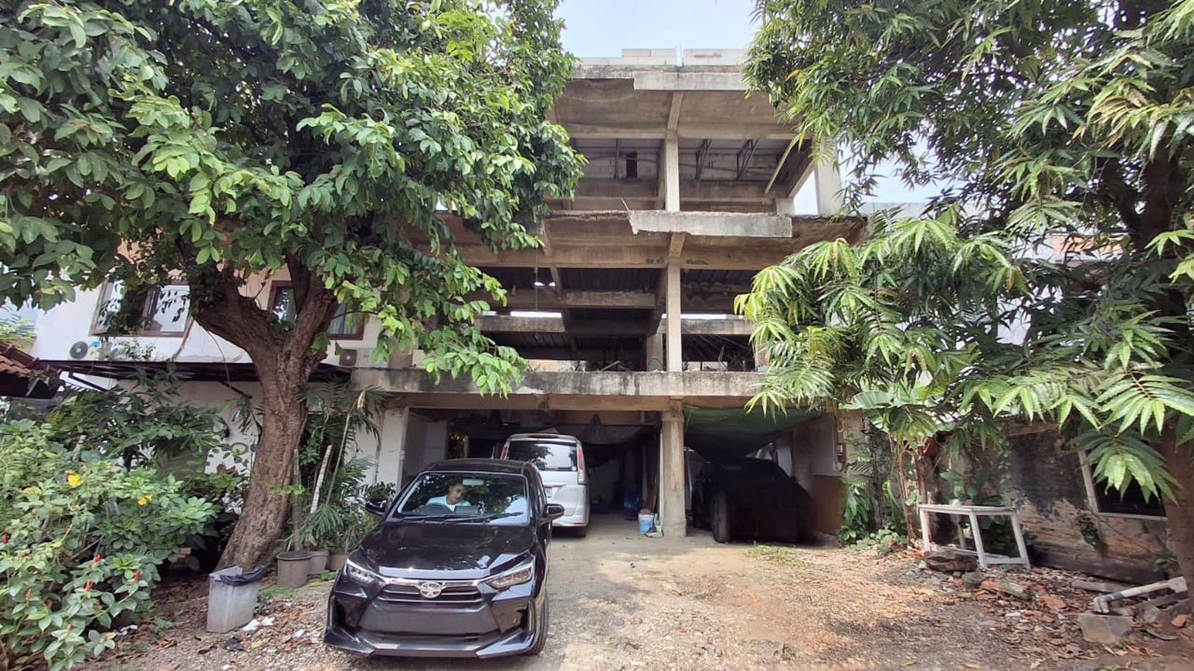 Kavling Luas dengan Bangunan Beberapa Rumah Lama 2 Lantai (Family Compound) di Salemba