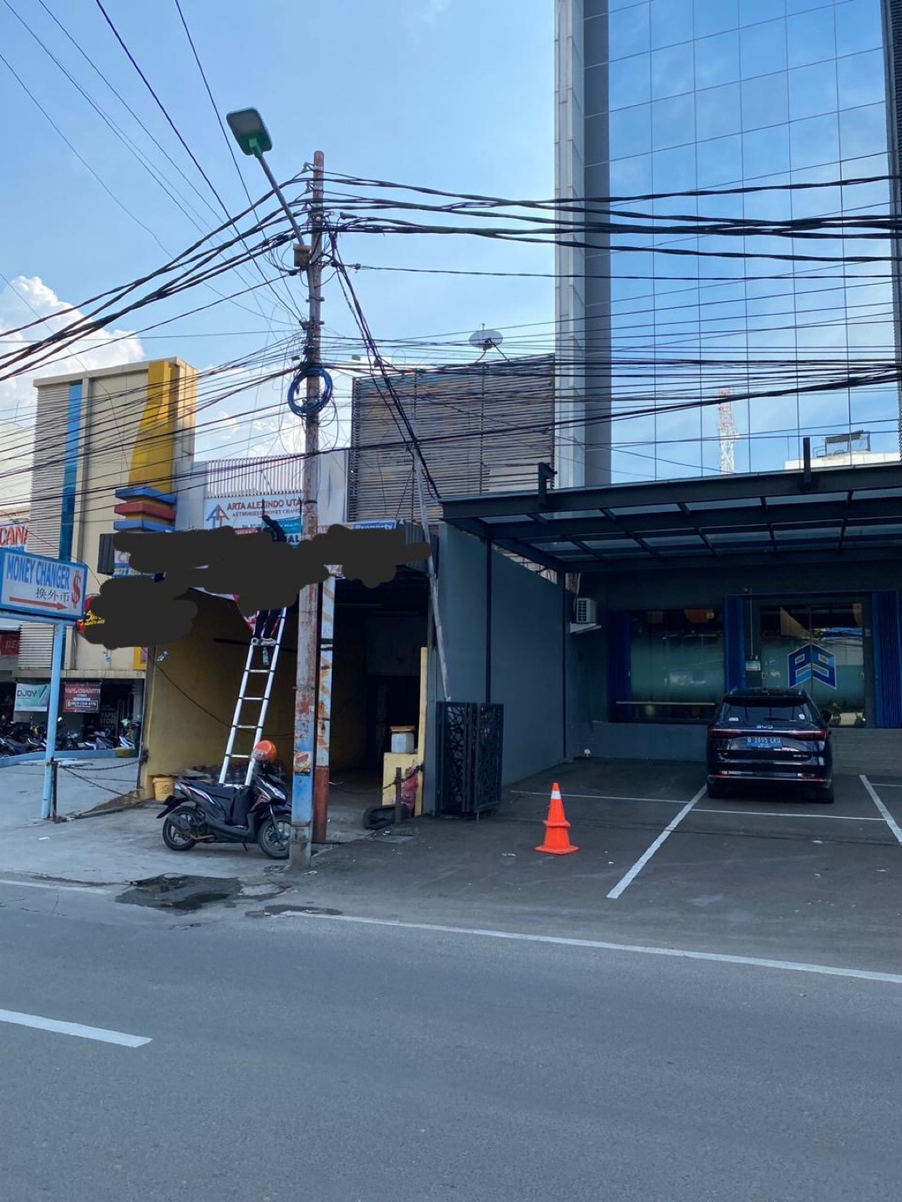 Ruko diarea strategis di pinggir jalan raya.