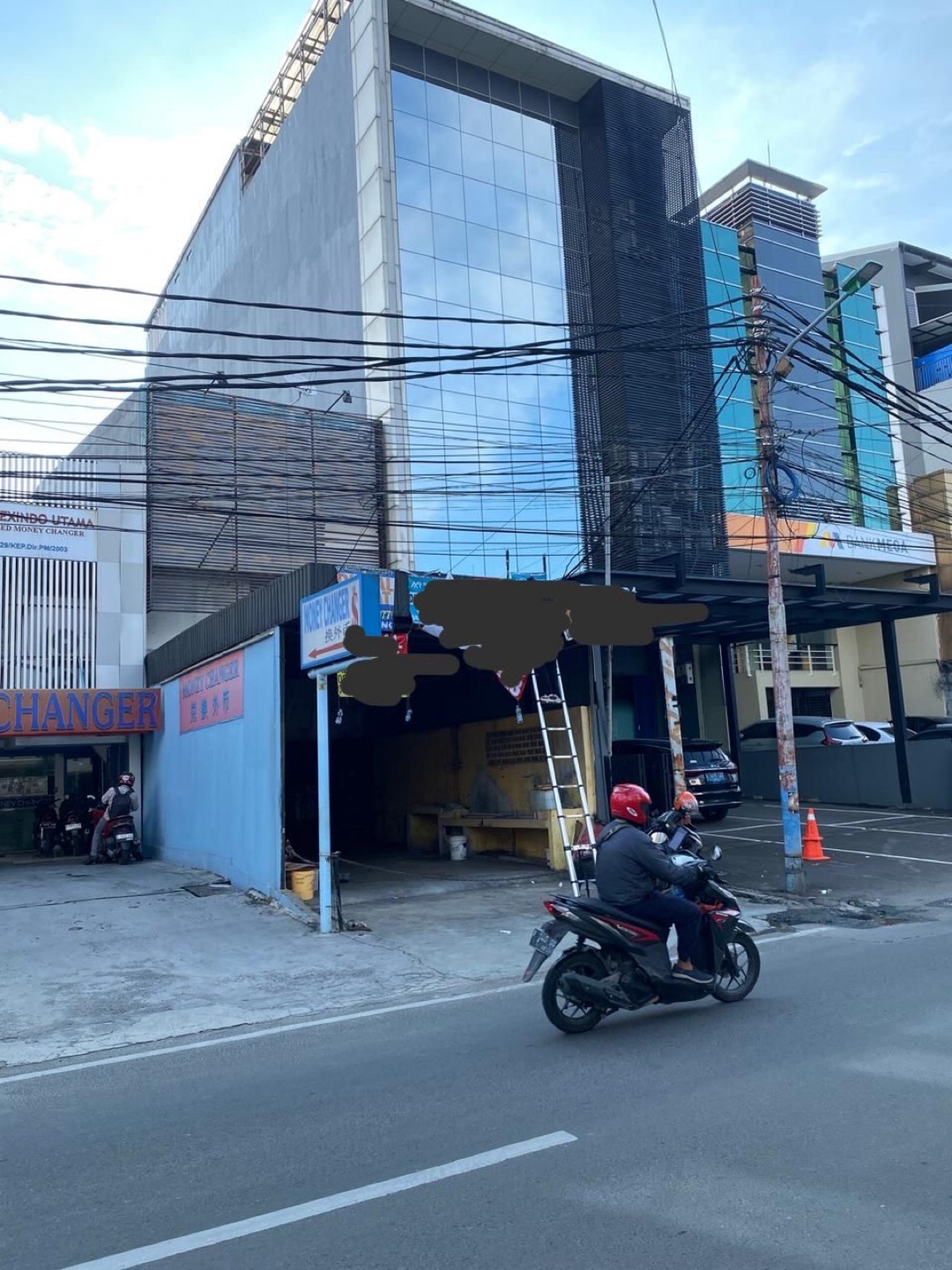 Ruko diarea strategis di pinggir jalan raya.