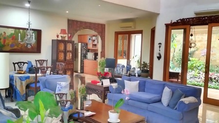 Rumah di Jakarta Selatan Semi Furnished Luas 415 m2 Bangunan 320 m2 KT 3+2 KM 3+1 Posisi HOOK Surat SHM