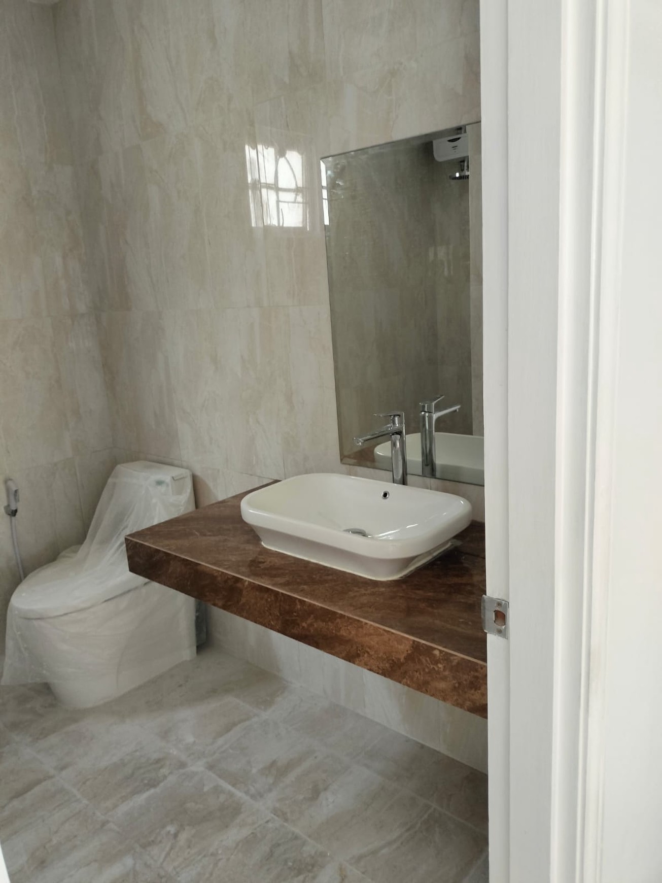 Dijual Rumah di JL. Sumatera Lippo Karawaci Tangerang