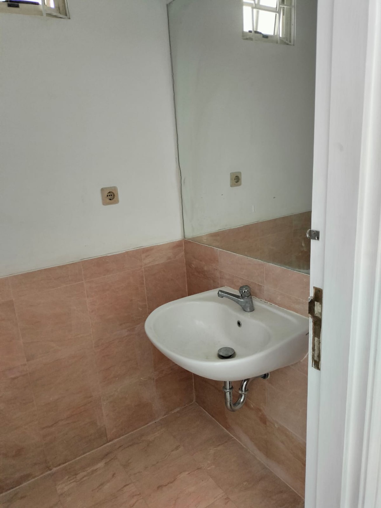 Dijual Rumah di JL. Sumatera Lippo Karawaci Tangerang