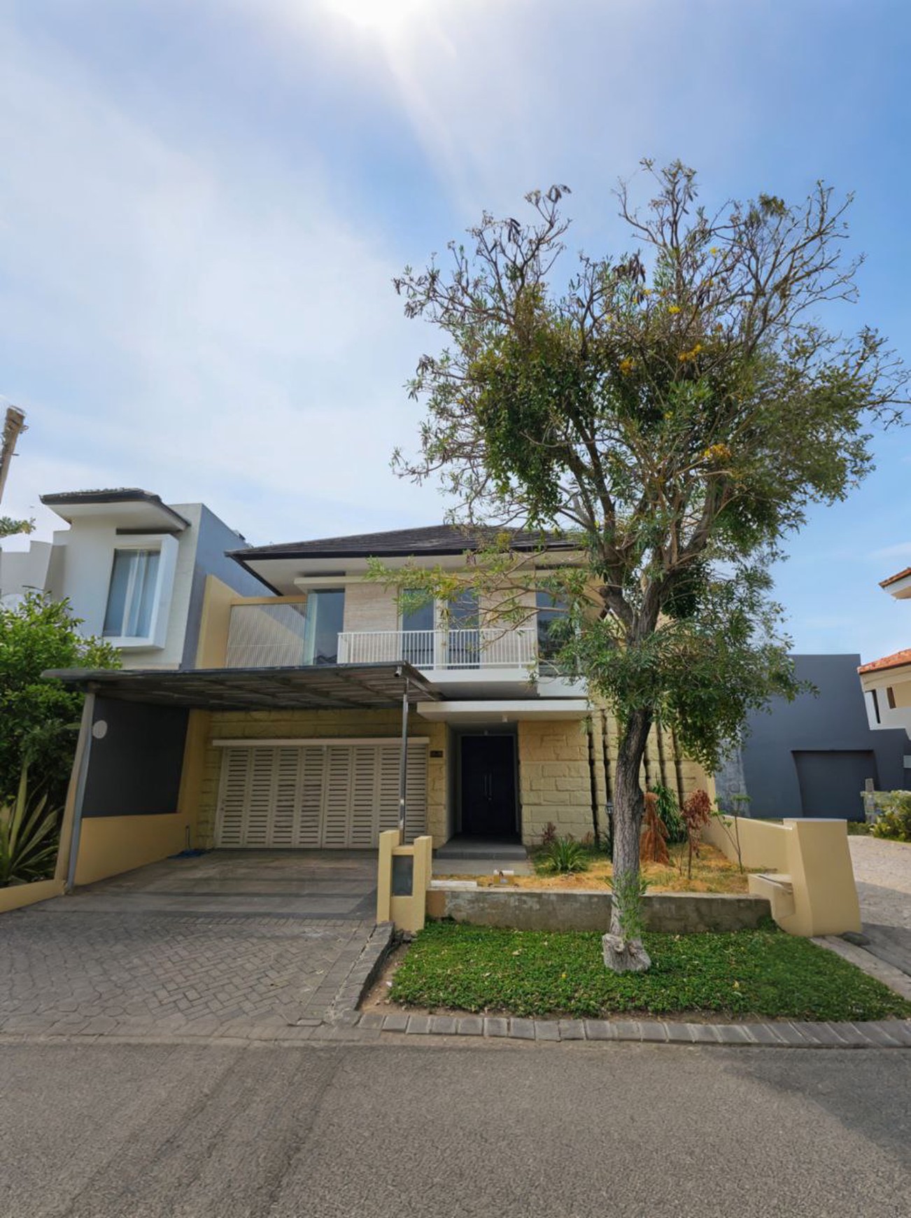 Jual Rumah 2 Lantai Murah Mewah Bebas Banjir Berlokasi Strategis di Riyal Residence Cluster De Rosenburg Wiyung Surabaya