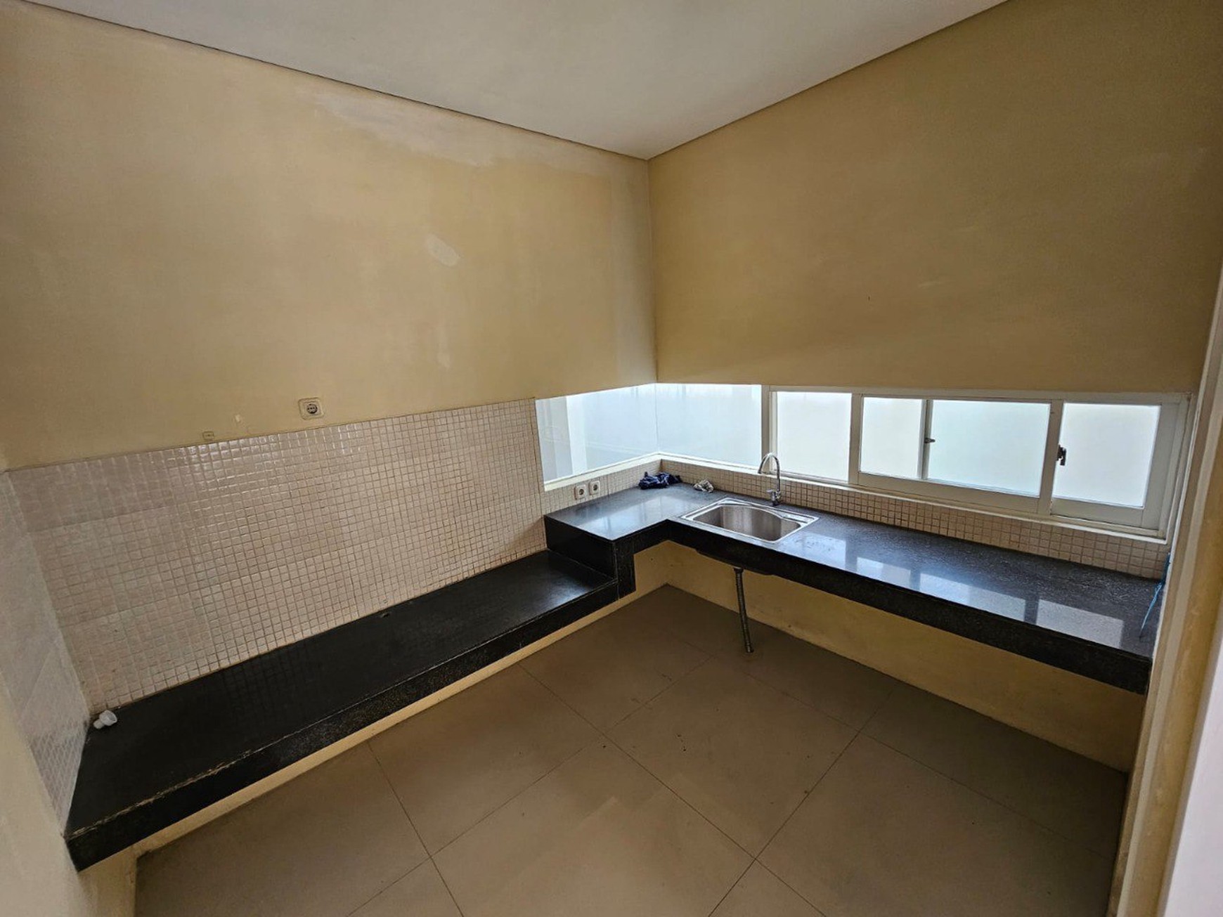 Jual Rumah 2 Lantai Murah Mewah Bebas Banjir Berlokasi Strategis di Riyal Residence Cluster De Rosenburg Wiyung Surabaya