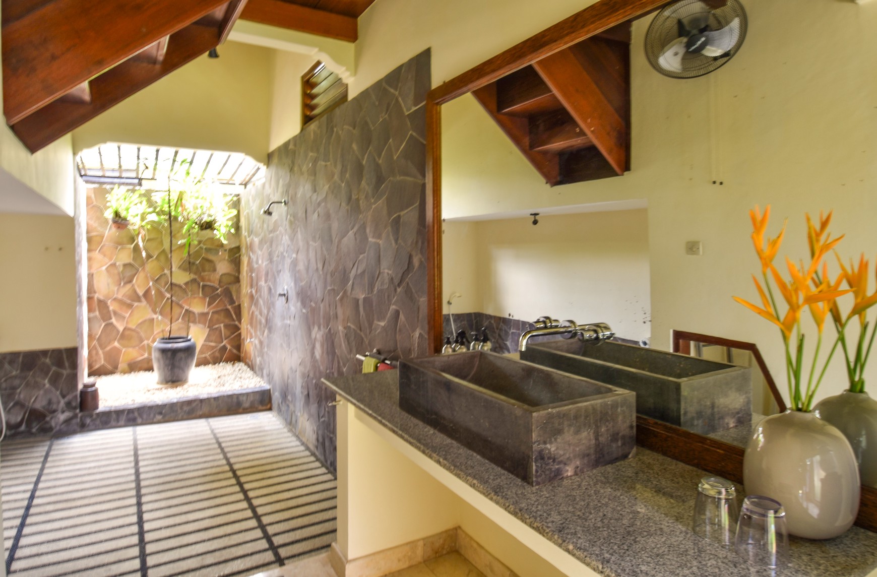 EXQUISITE VILLA WITH 3 BUNGALOWS AND TOWER IN LOVINA, NORTH BALI