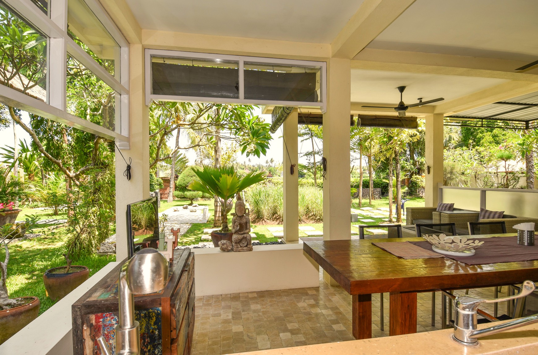 EXQUISITE VILLA WITH 3 BUNGALOWS AND TOWER IN LOVINA, NORTH BALI