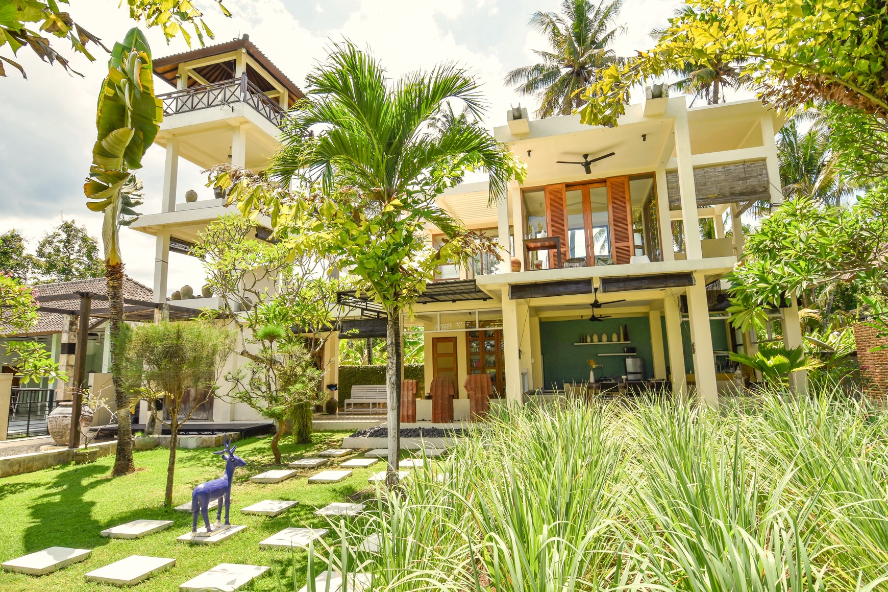 EXQUISITE VILLA WITH 3 BUNGALOWS AND TOWER IN LOVINA, NORTH BALI